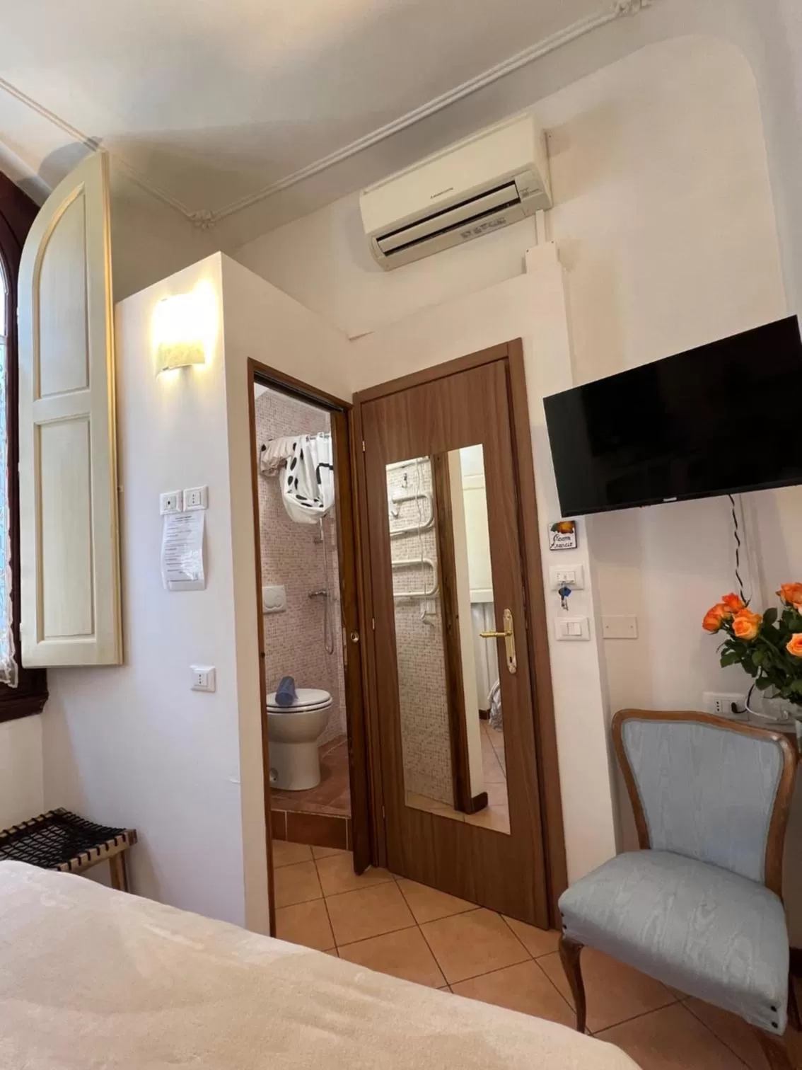 air conditioner, TV/Entertainment Center in Home Milù Florence