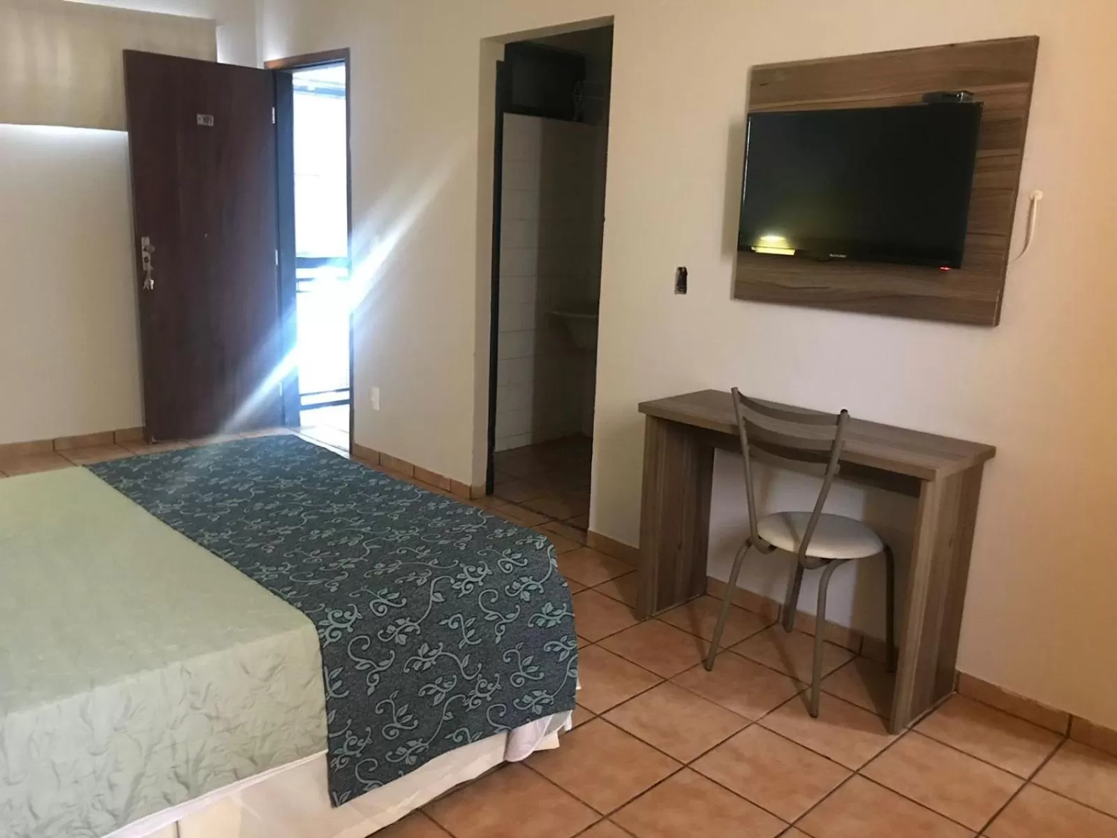 Communal lounge/ TV room, TV/Entertainment Center in Hotel Alfa de Bauru Ltda