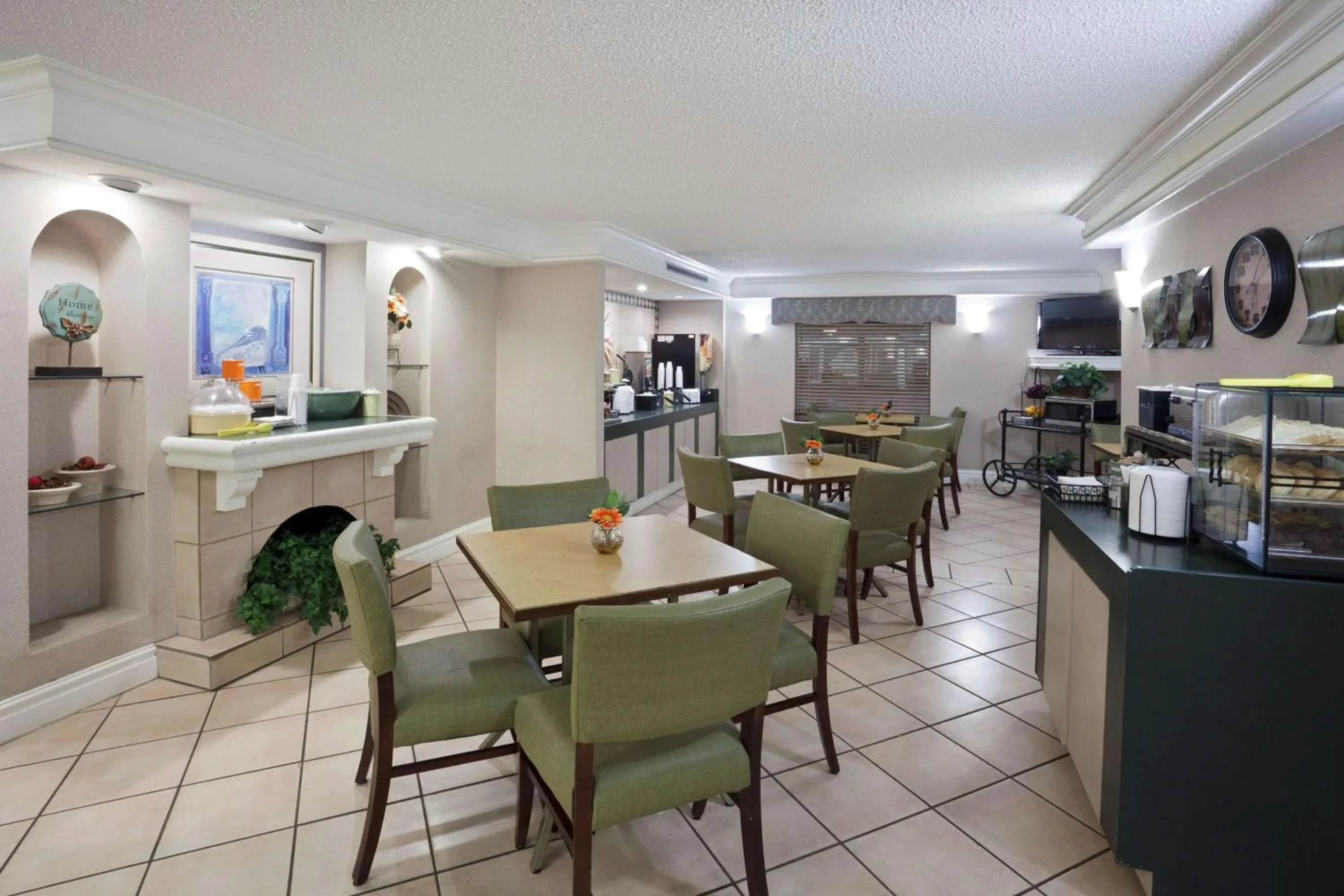 Restaurant/places to eat in La Quinta Inn by Wyndham Omaha West
