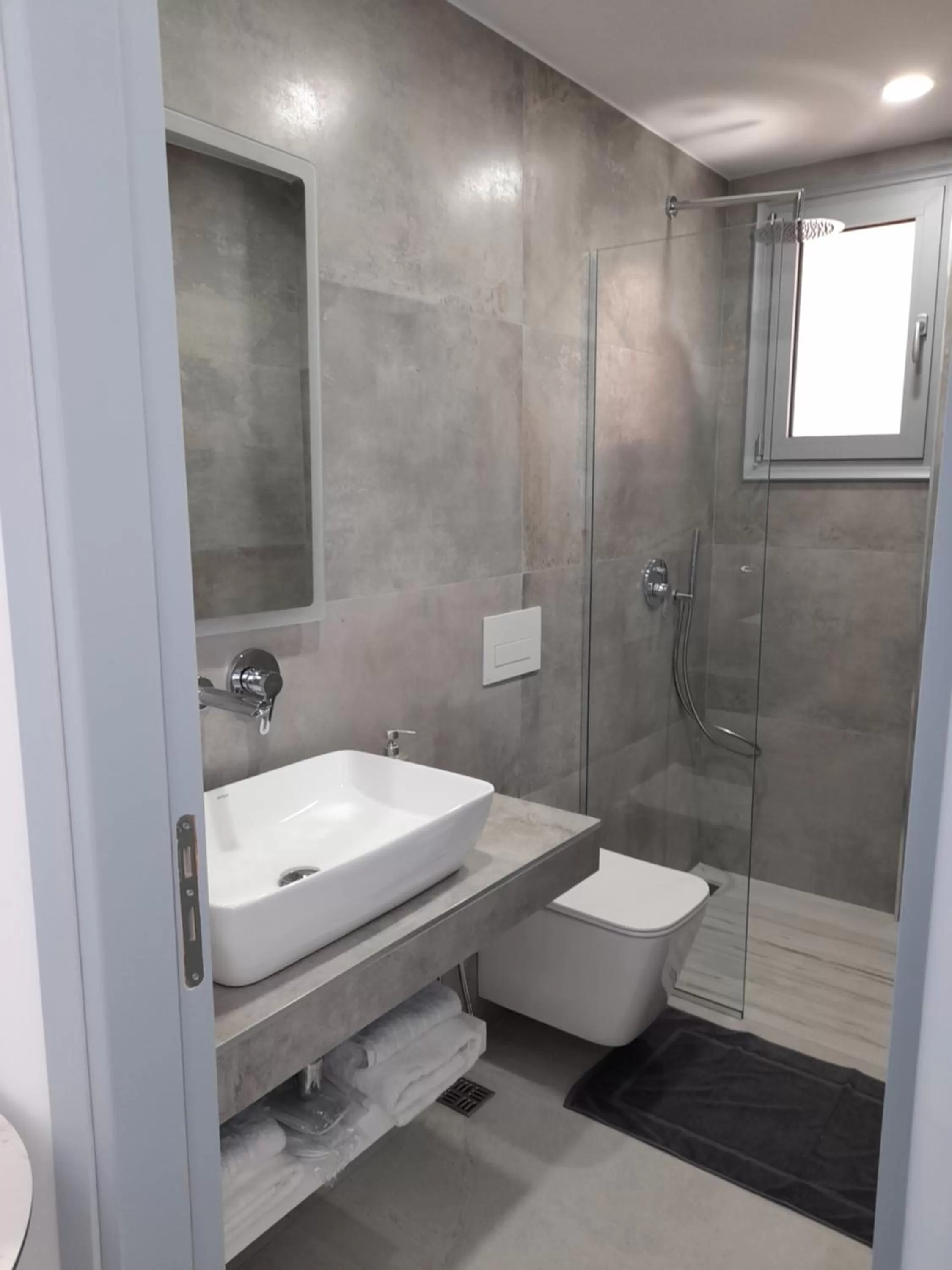 Bathroom in Anxhelos Hotel