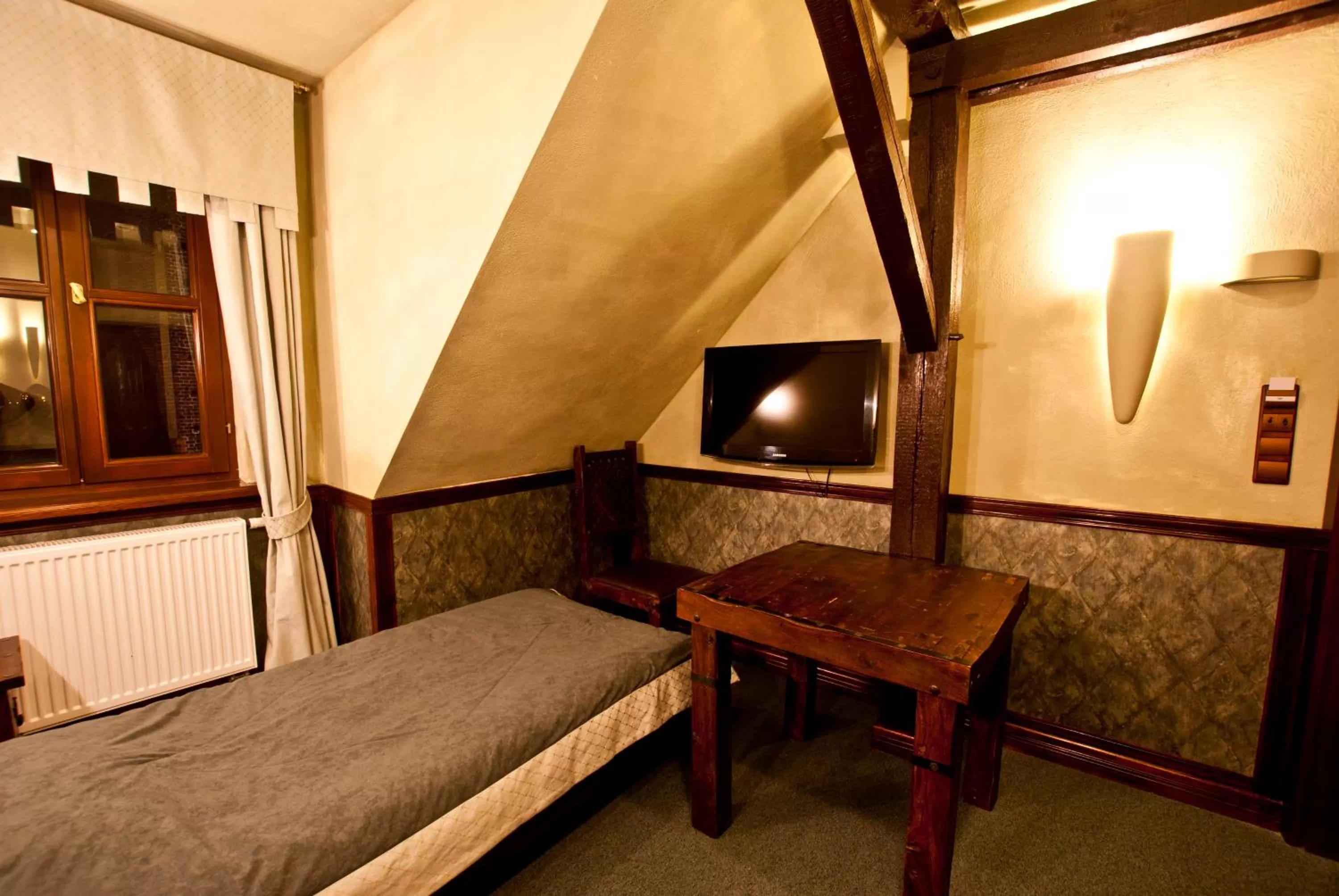 Bed, TV/Entertainment Center in Zamek Uniejów