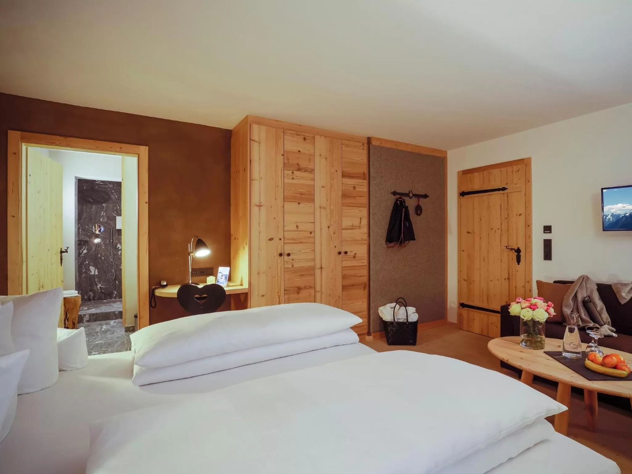 Photo of the whole room, Bed in Staudacherhof in Garmisch-Partenkirchen I Blick aufs Zugspitzmassiv I einzigartige Bayurvida Küche