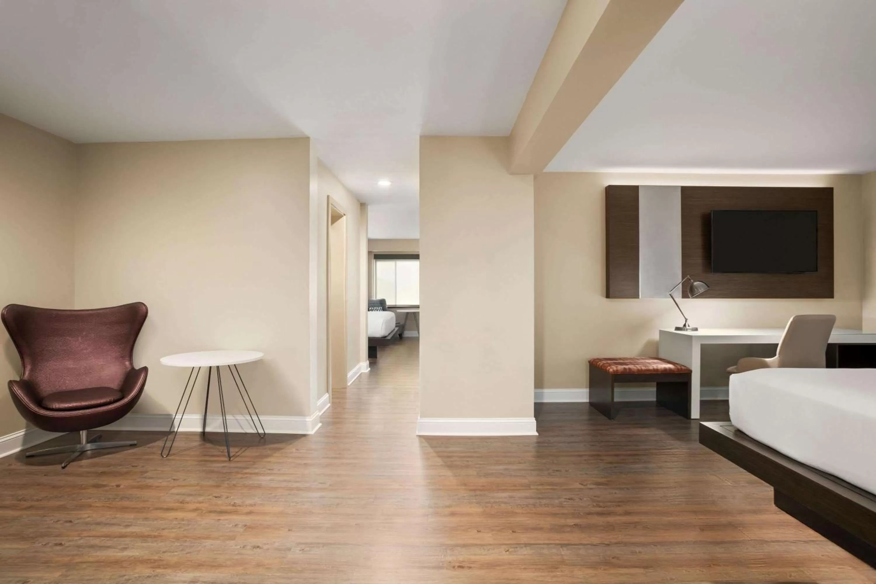 Photo of the whole room, Bed in Wyndham Newport Hotel