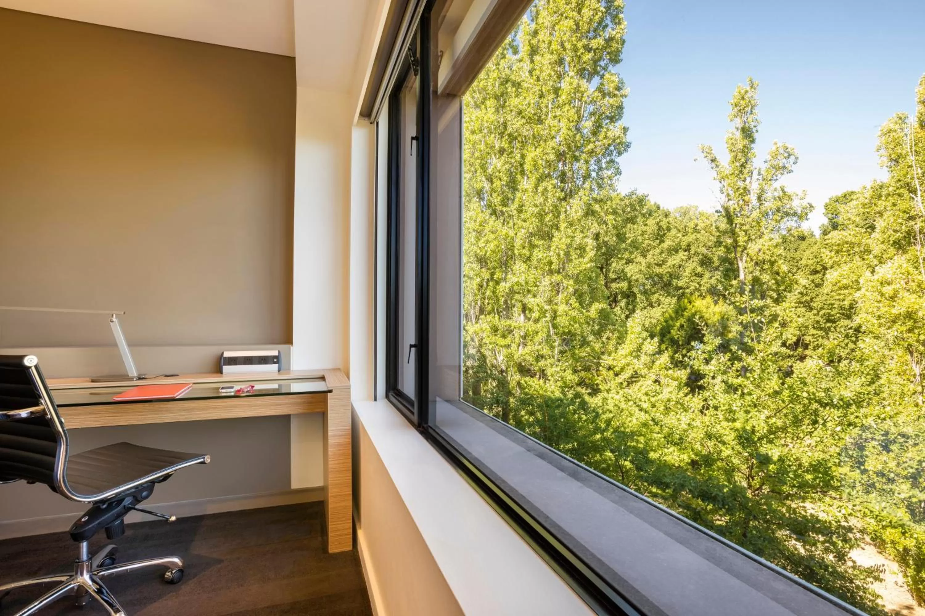 Photo of the whole room in Crowne Plaza Canberra by IHG