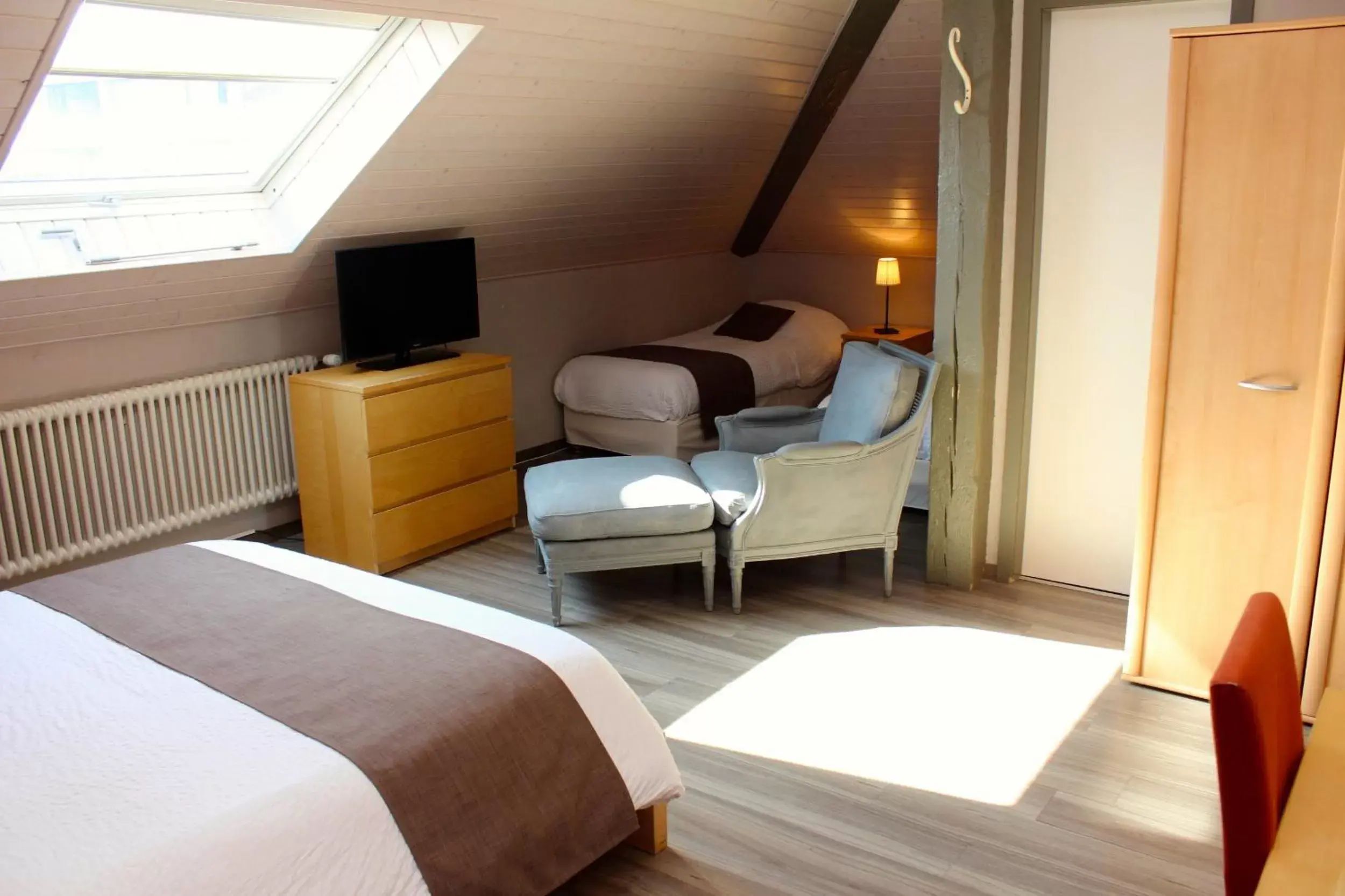 Quadruple Room in Hôtel du Marché Quadruple Room in Hôtel du Marché