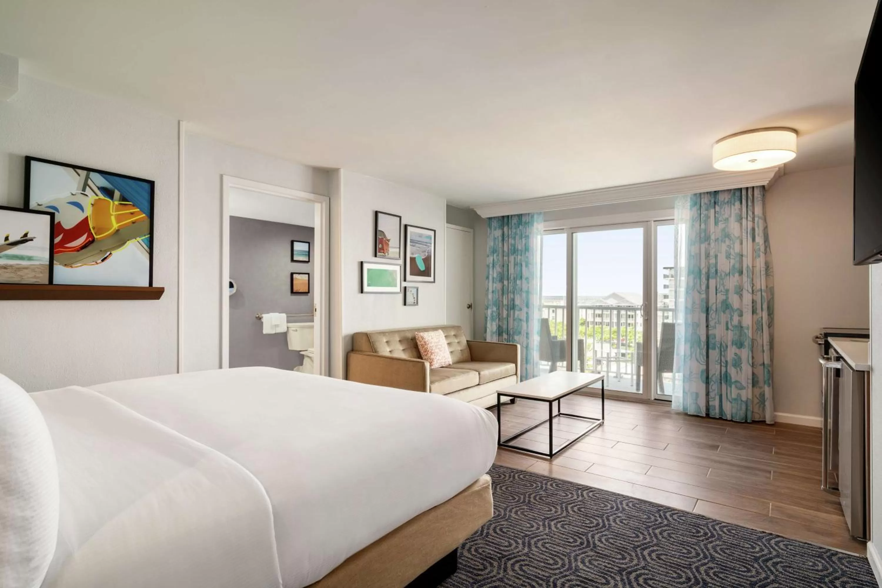 View (from property/room), Bed in DoubleTree by Hilton Ocean City Oceanfront