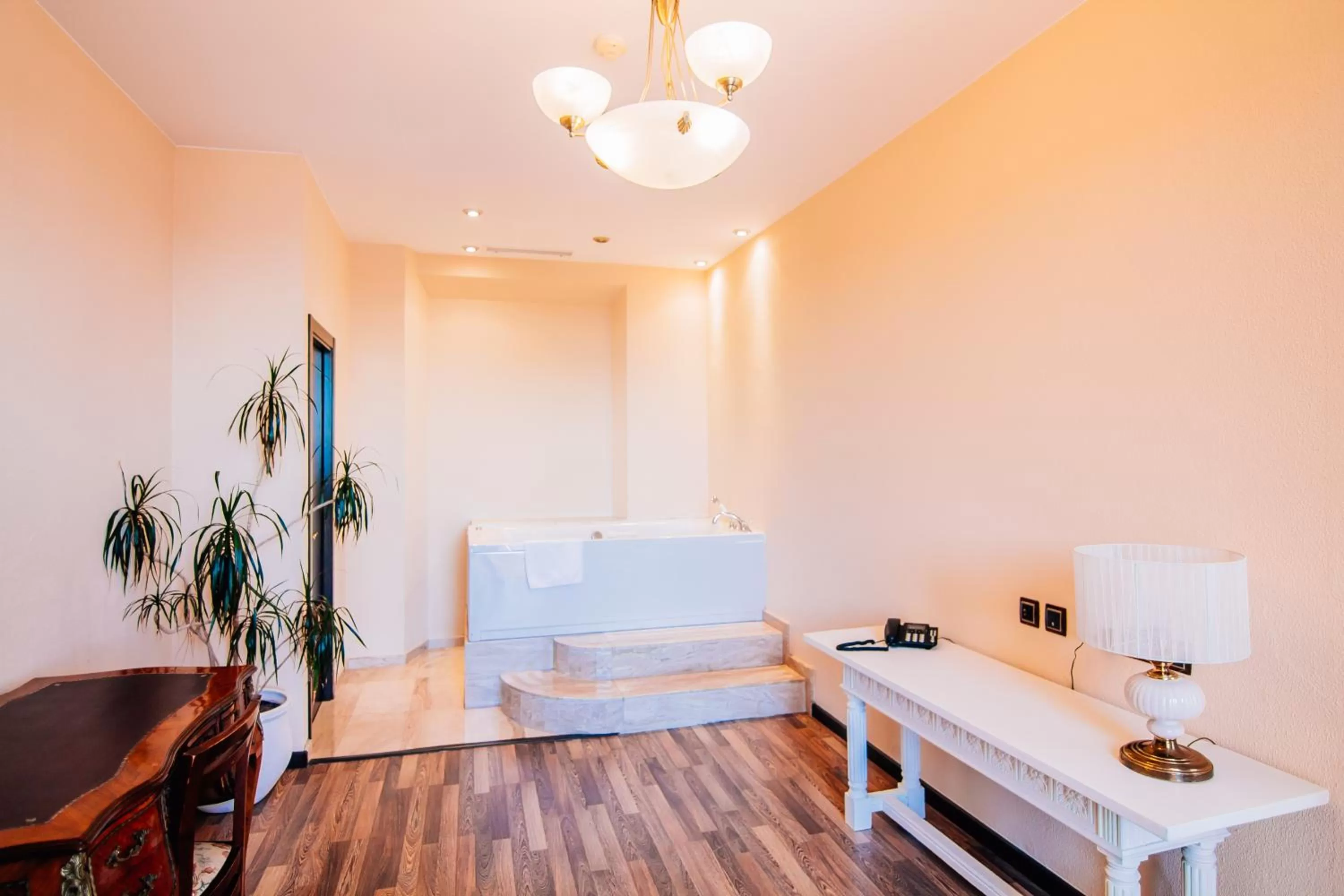 Hot Tub, Bed in Hotel Roger de Flor by Seleqtta