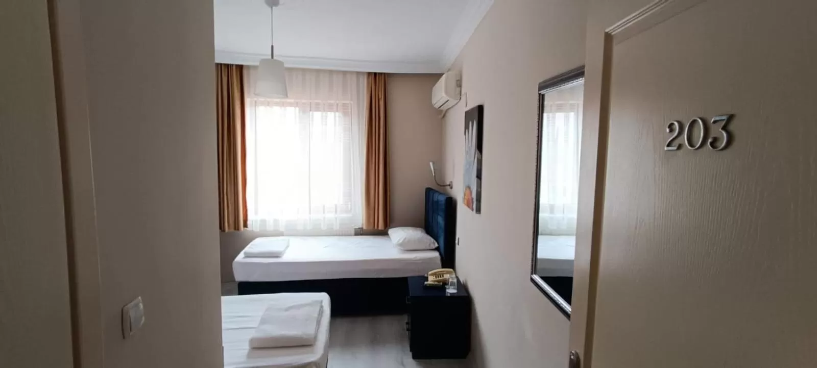 TV and multimedia, Bed in Hotel Crowded House