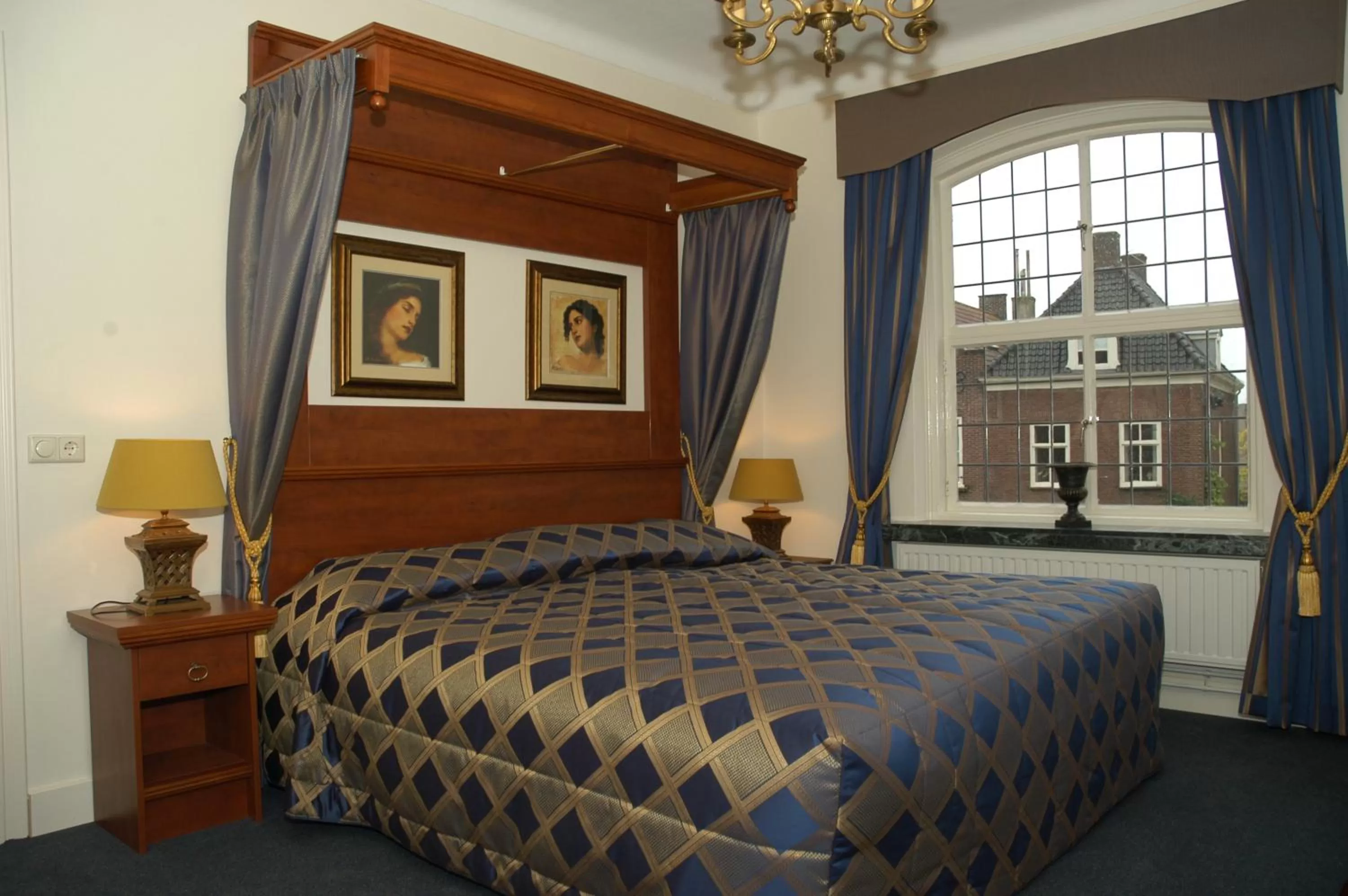 Bed in Villa-Hotel De Kroon Gennep