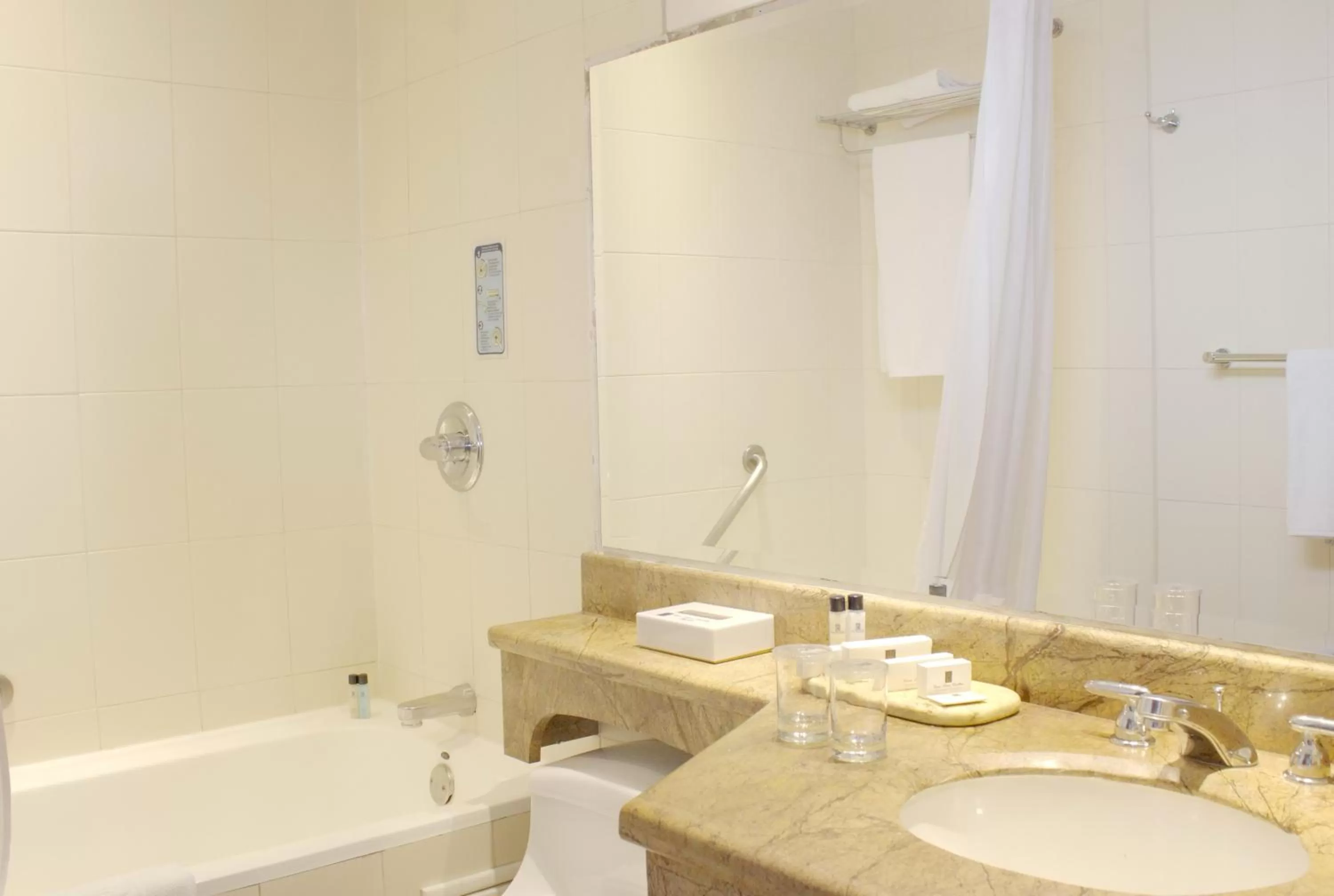 Bathroom in Apartamentos Dann