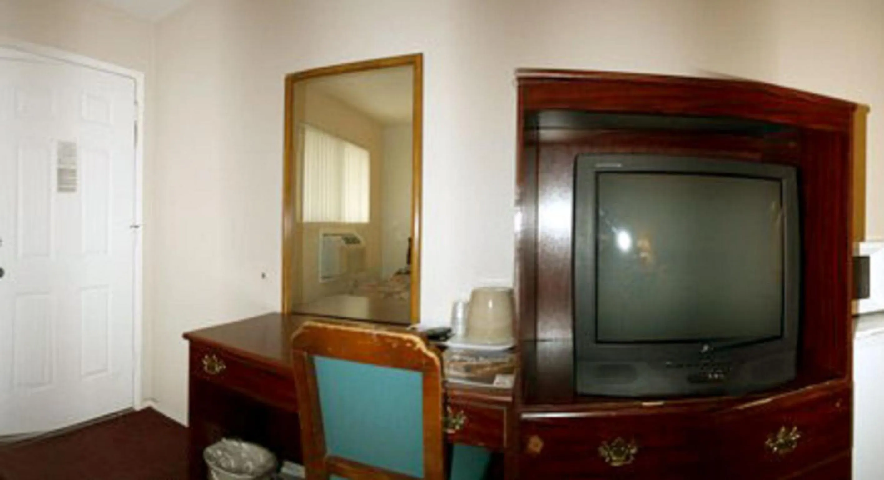 TV and multimedia in Sunset Inn and Suites West Sacramento