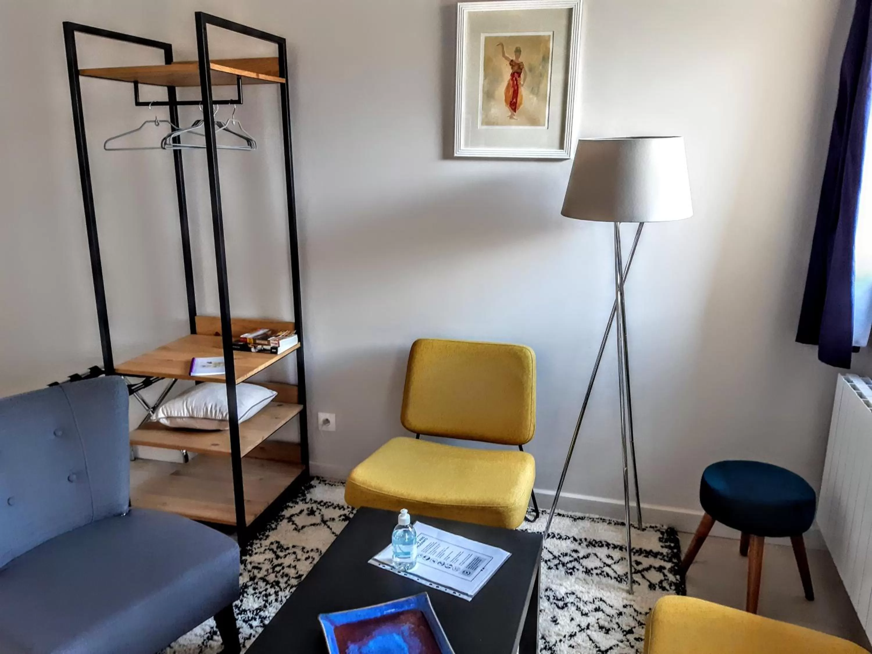 Living room, Bed in 10 Côté Cour