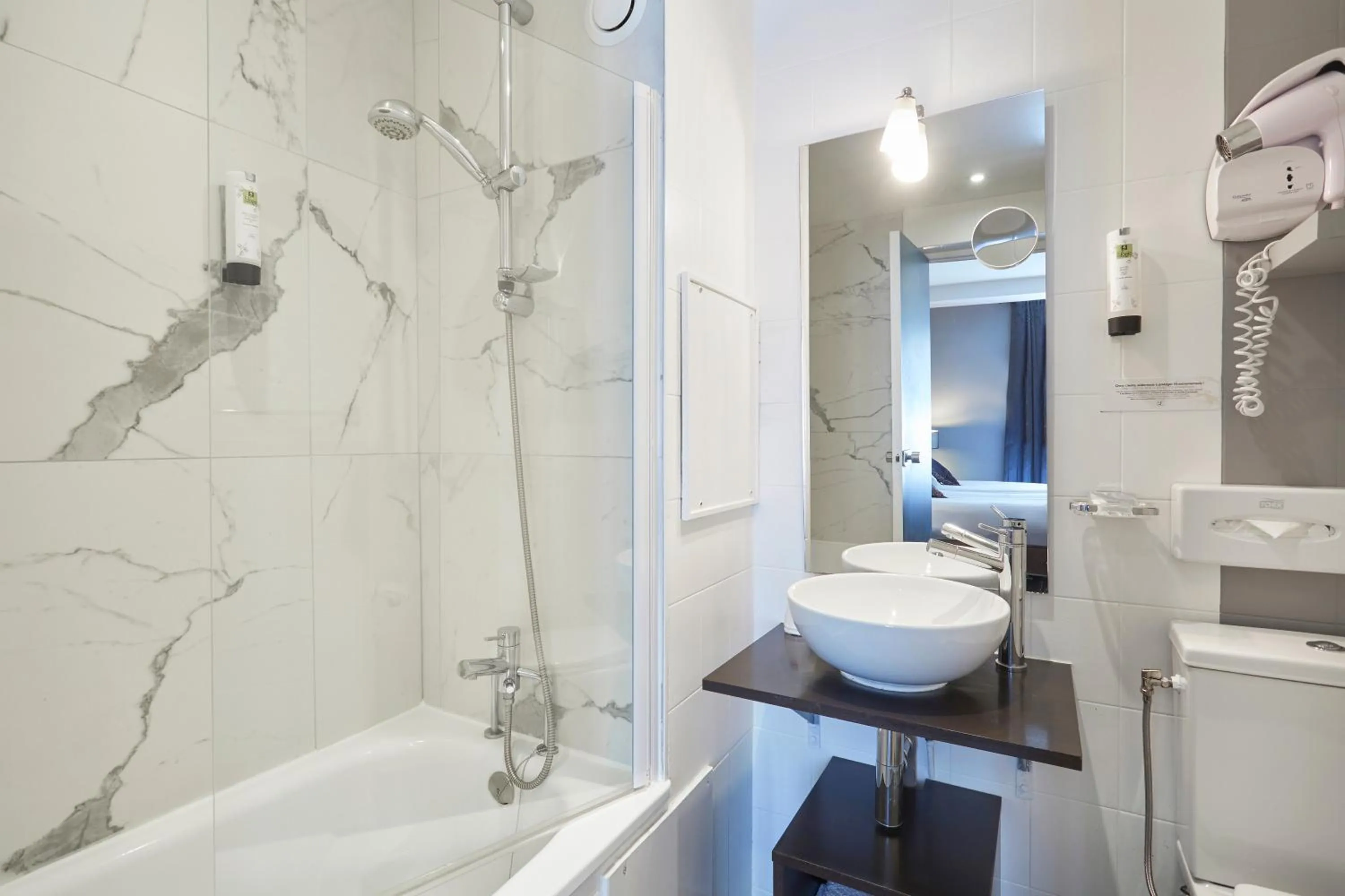 Bathroom in Logis hôtel Jardin de Villiers