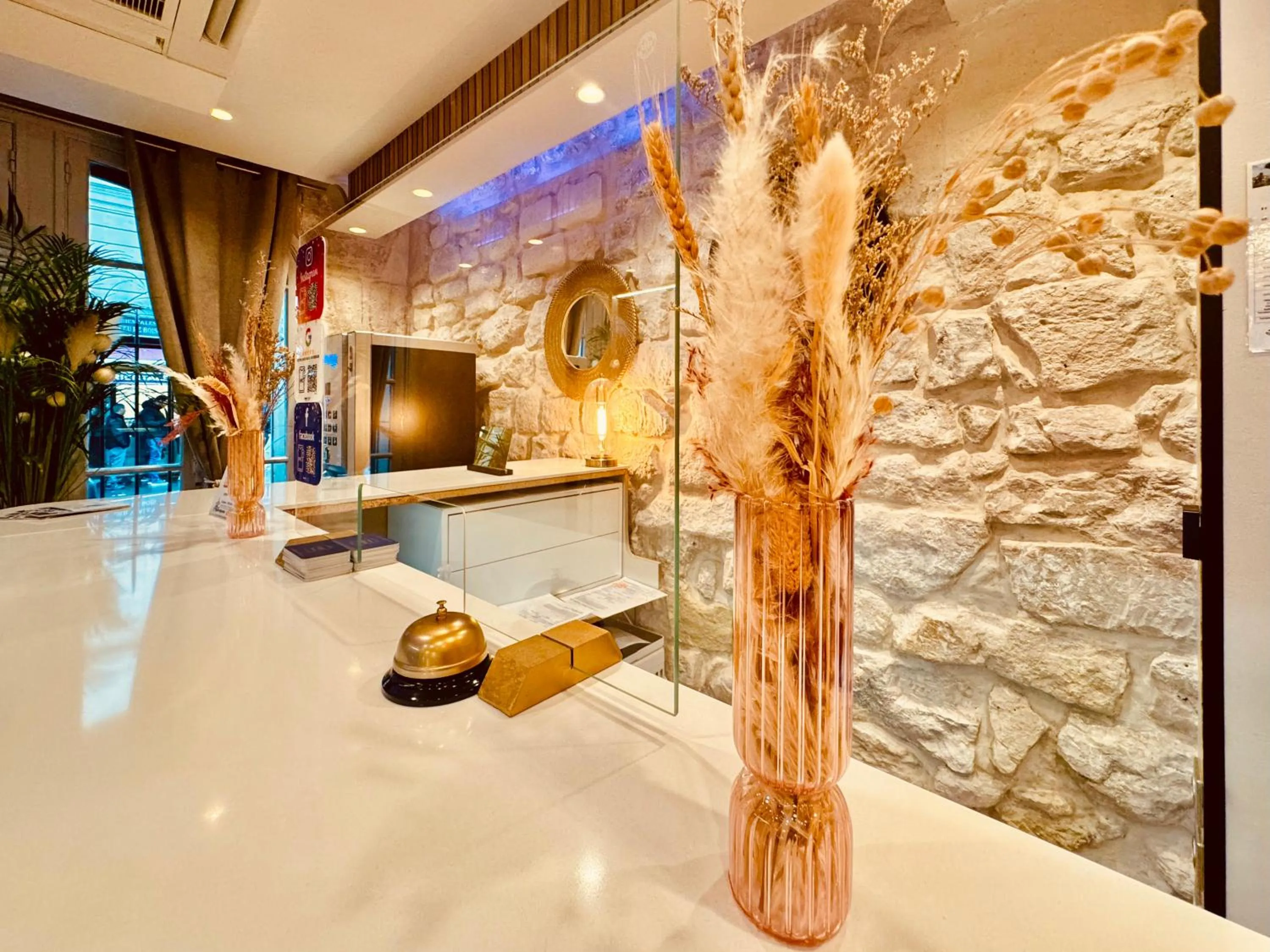 Lobby or reception in Hotel Nation Montmartre