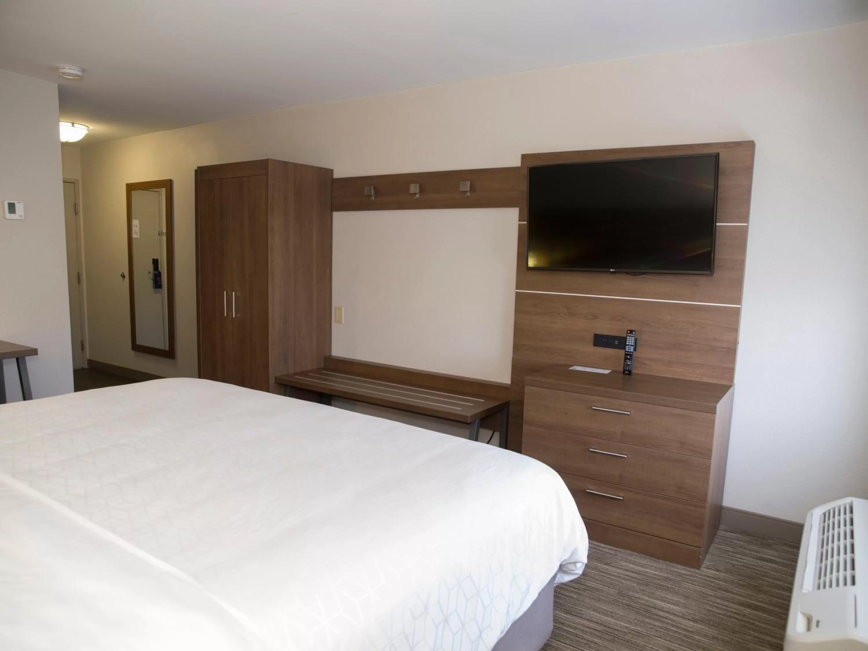Photo of the whole room, Bed in Holiday Inn Express Hotel & Suites Madison by IHG