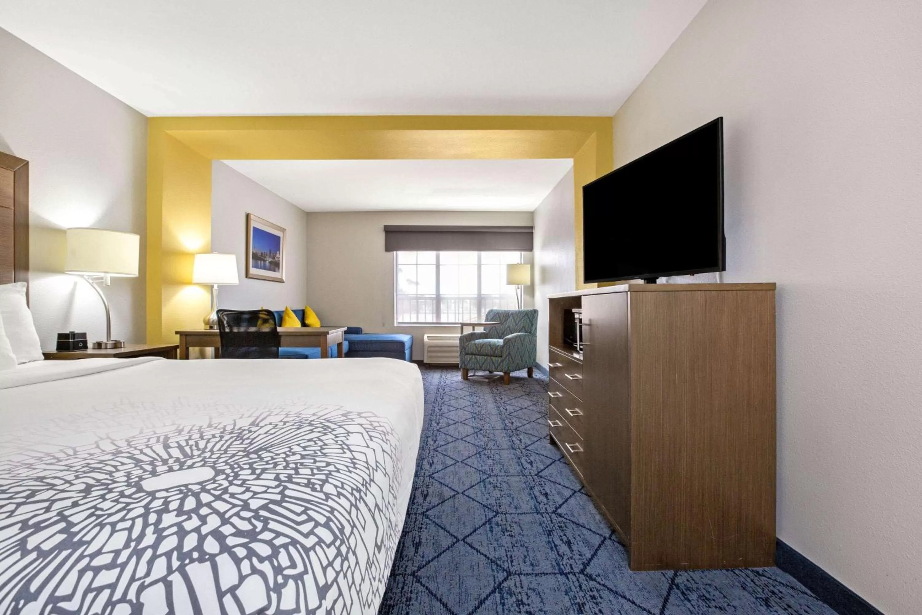 Photo of the whole room, Bed in La Quinta by Wyndham NE Long Beach/Cypress