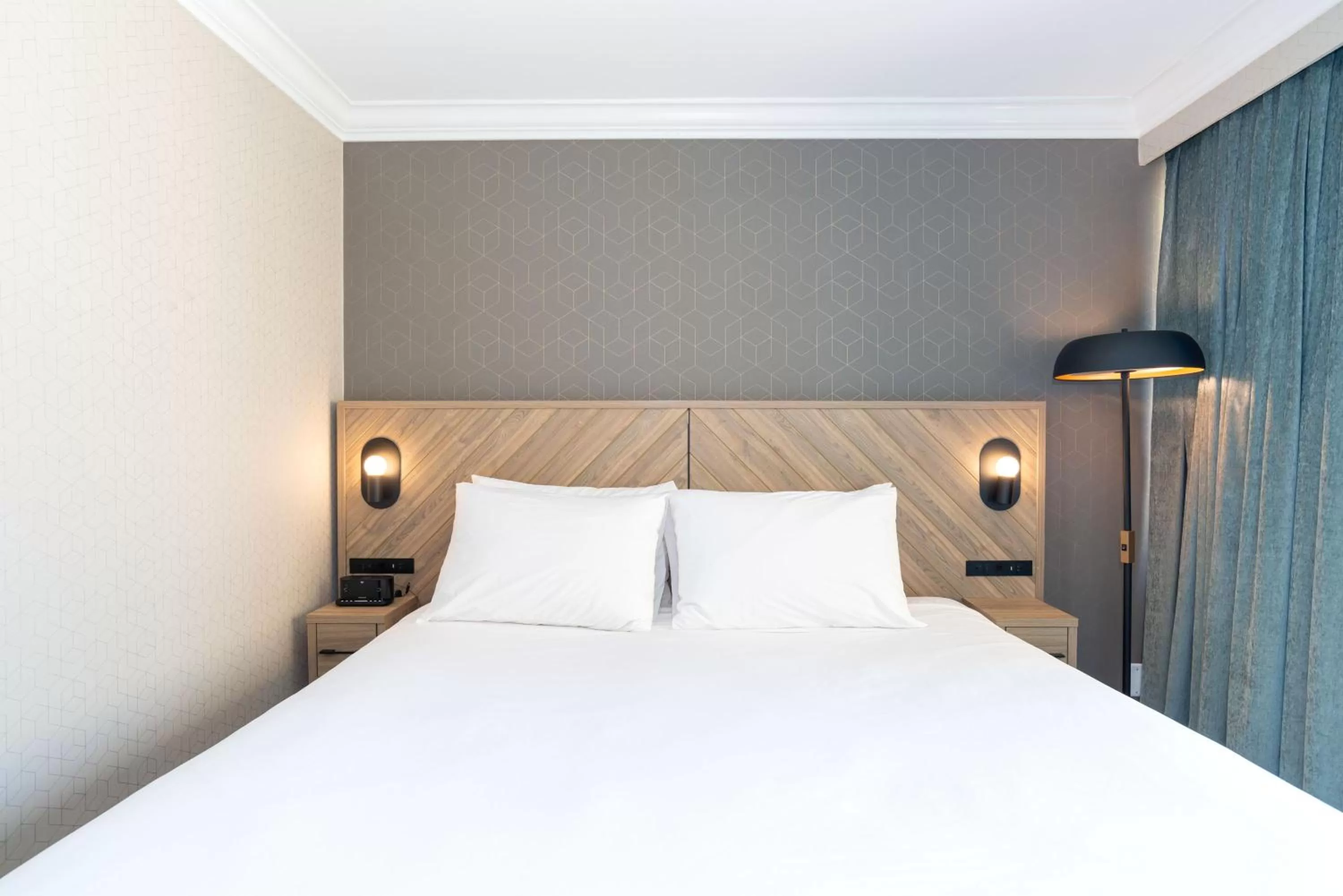 Photo of the whole room, Bed in Sandman Hotel Vancouver Downtown