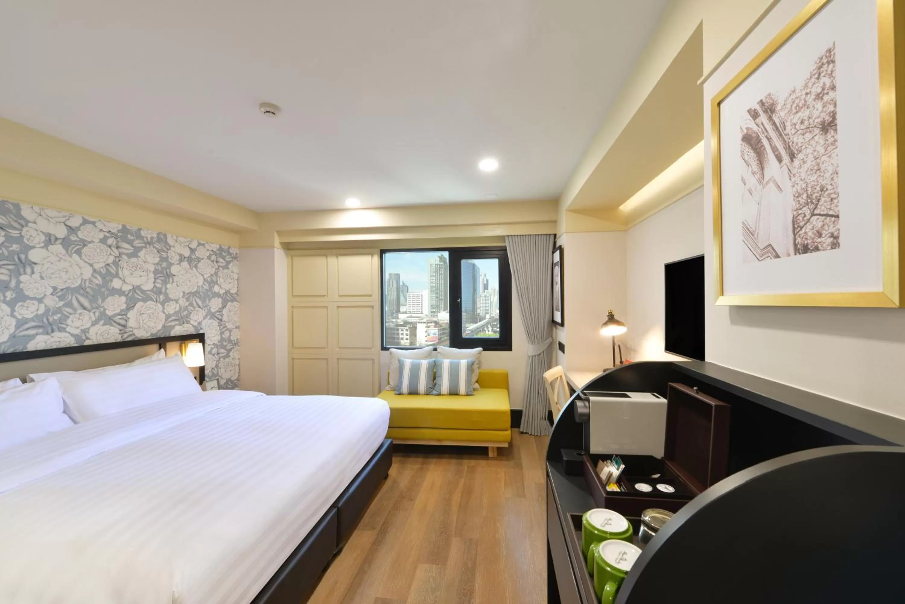 Photo of the whole room, Bed in Oakwood Hotel & Residence Bangkok