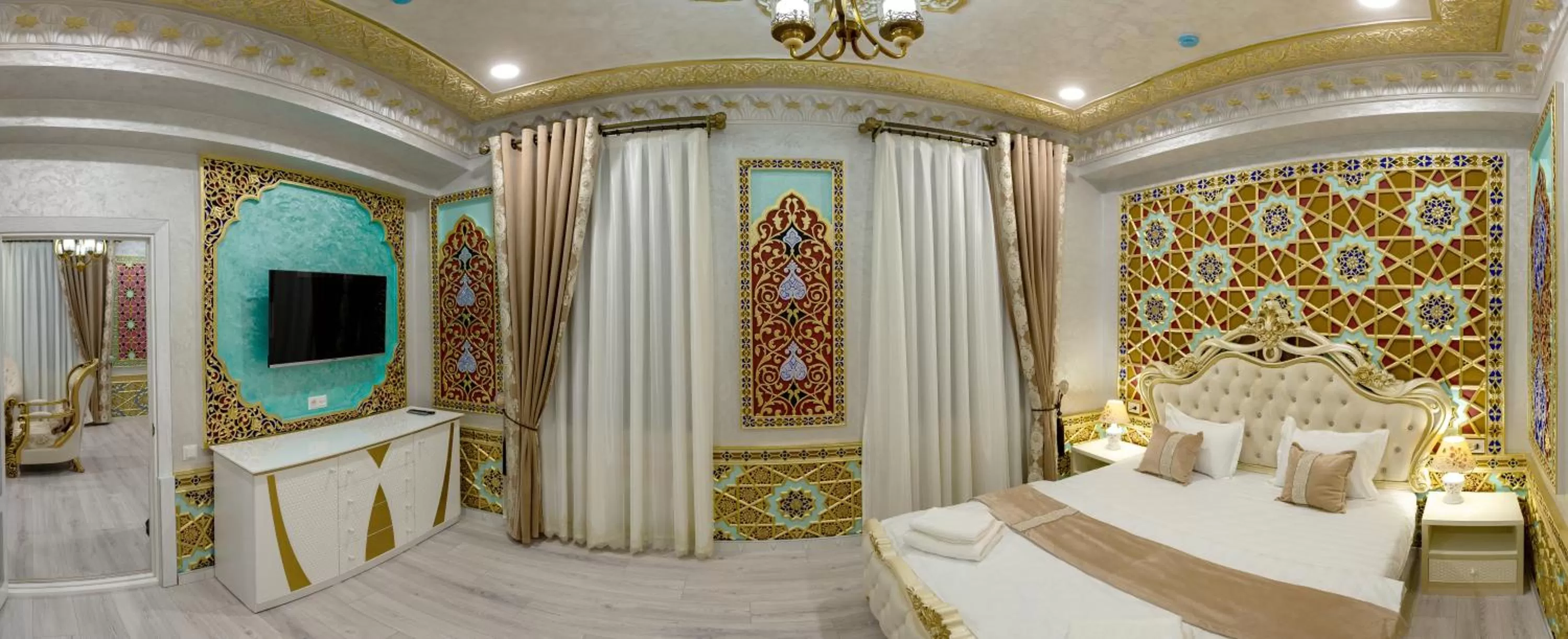 Photo of the whole room in Asian Plaza