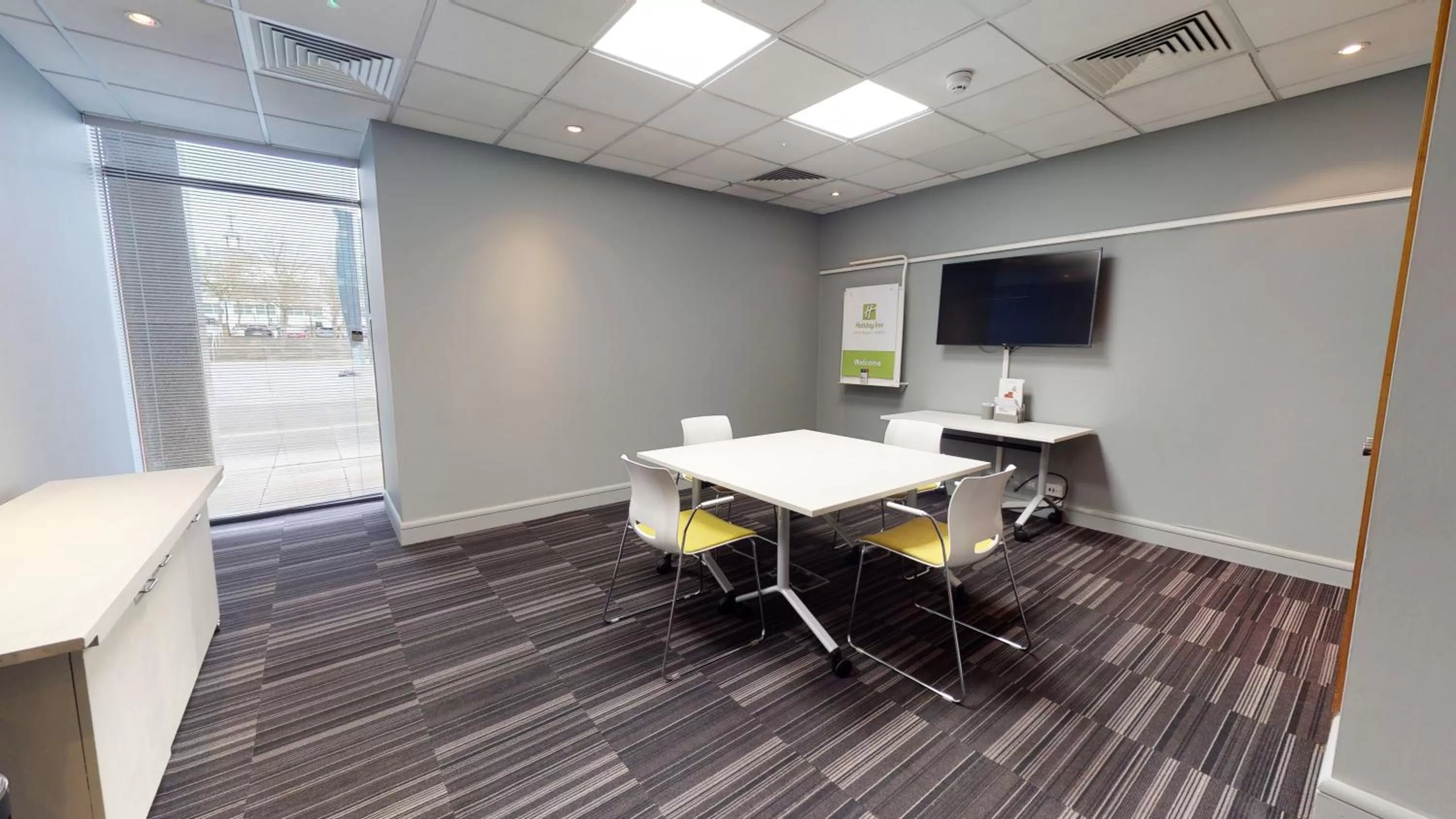TV and multimedia in Holiday Inn Milton Keynes Central by IHG