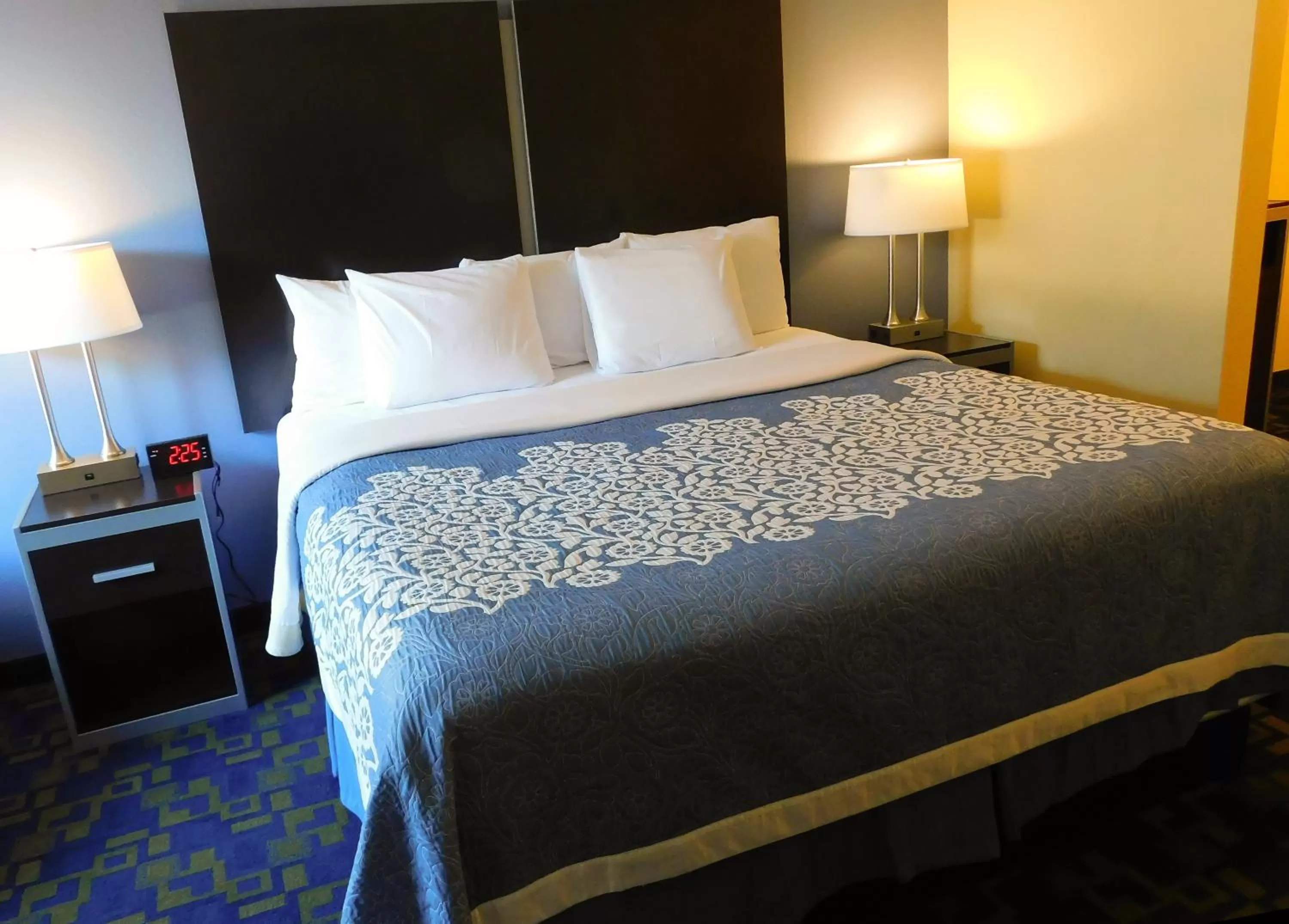 Bed in Days Inn & Suites by Wyndham Pocahontas