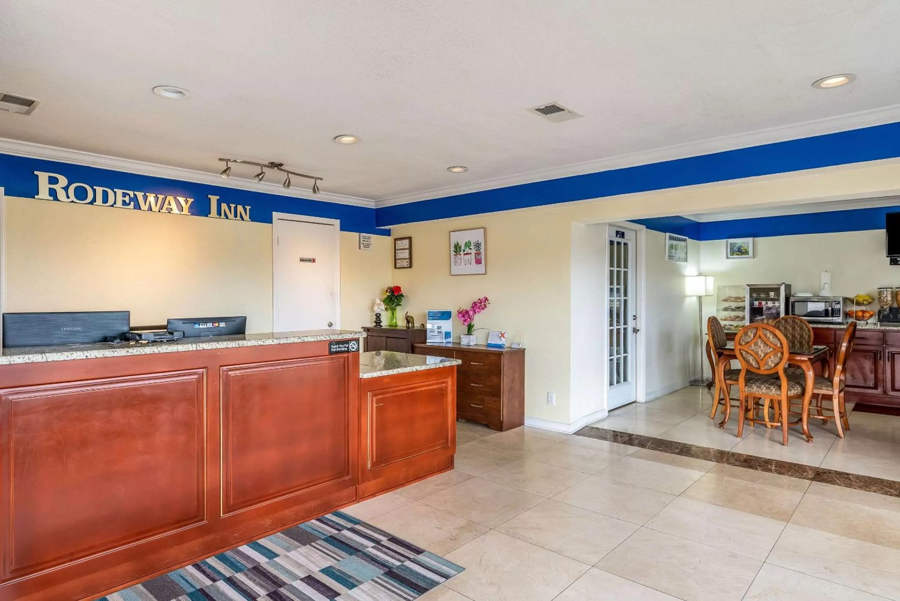 Lobby or reception in Rodeway Inn Bushnell