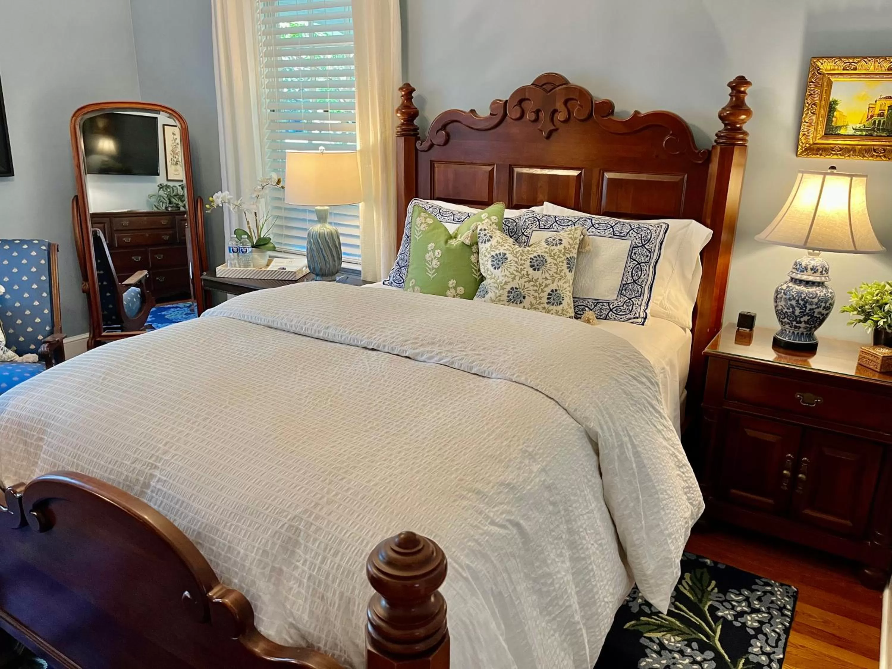 Bed in The Holly and Ivy Inn