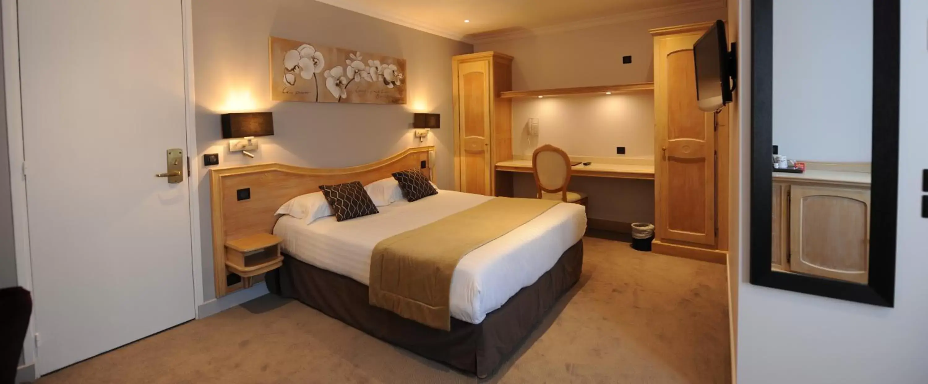 Deluxe Double Room in Hôtel Du Midi Paris Montparnasse Deluxe Double Room in Hôtel Du Midi Paris Montparnasse