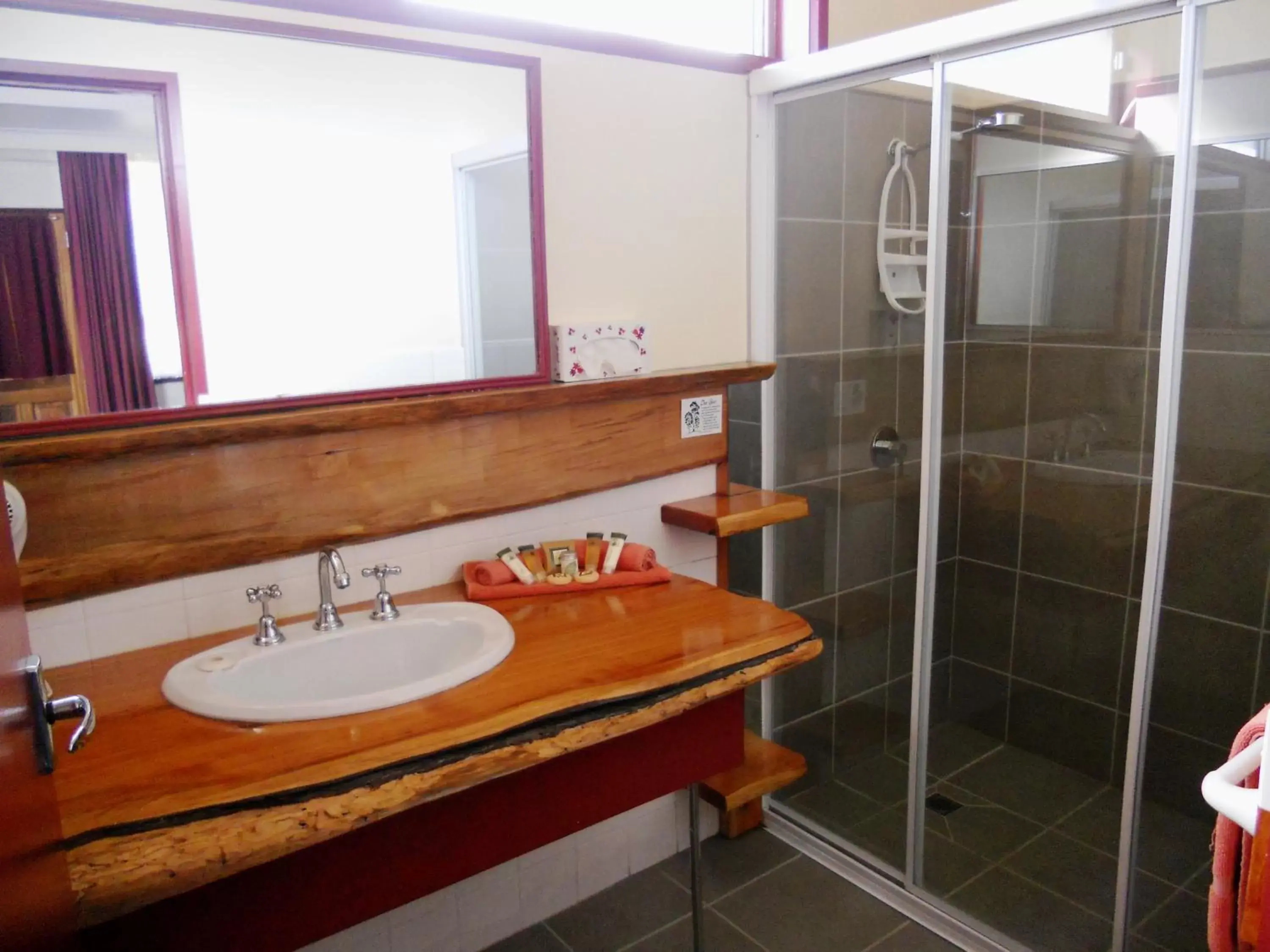 Semi Deluxe Queen Room in Mountain View Country Inn Semi Deluxe Queen Room in Mountain View Country Inn