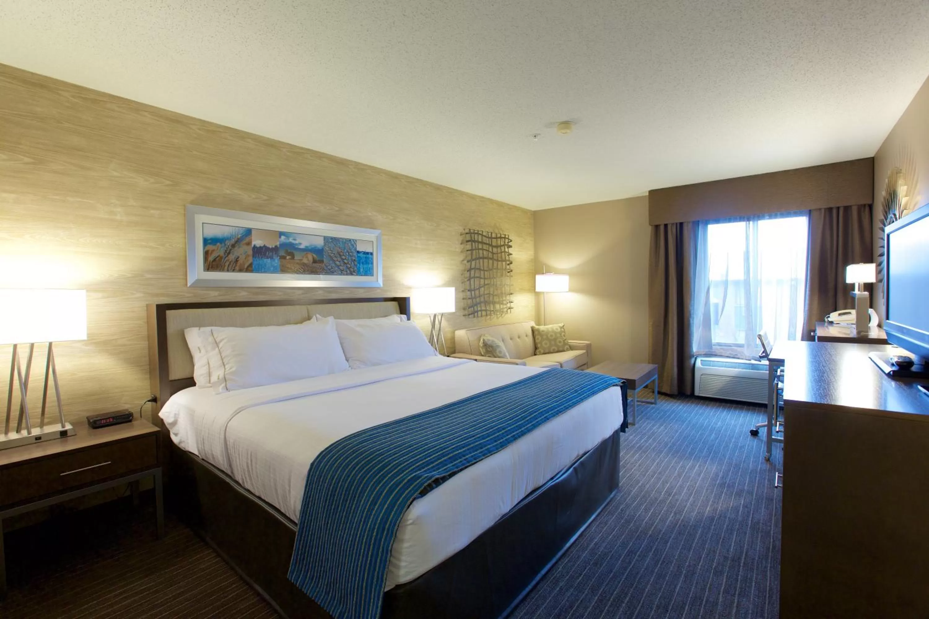 Photo of the whole room, Bed in Holiday Inn Express Fargo - West Acres by IHG