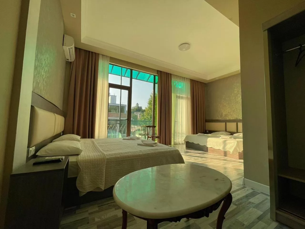 Photo of the whole room in Discovery Hotel