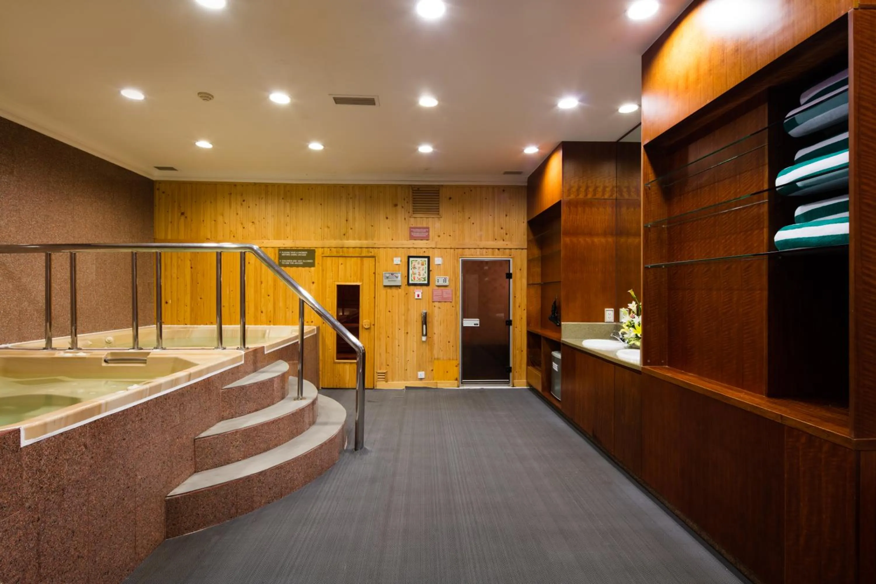 Hot Tub in Norfolk Mansion - Luxury Serviced Apartment