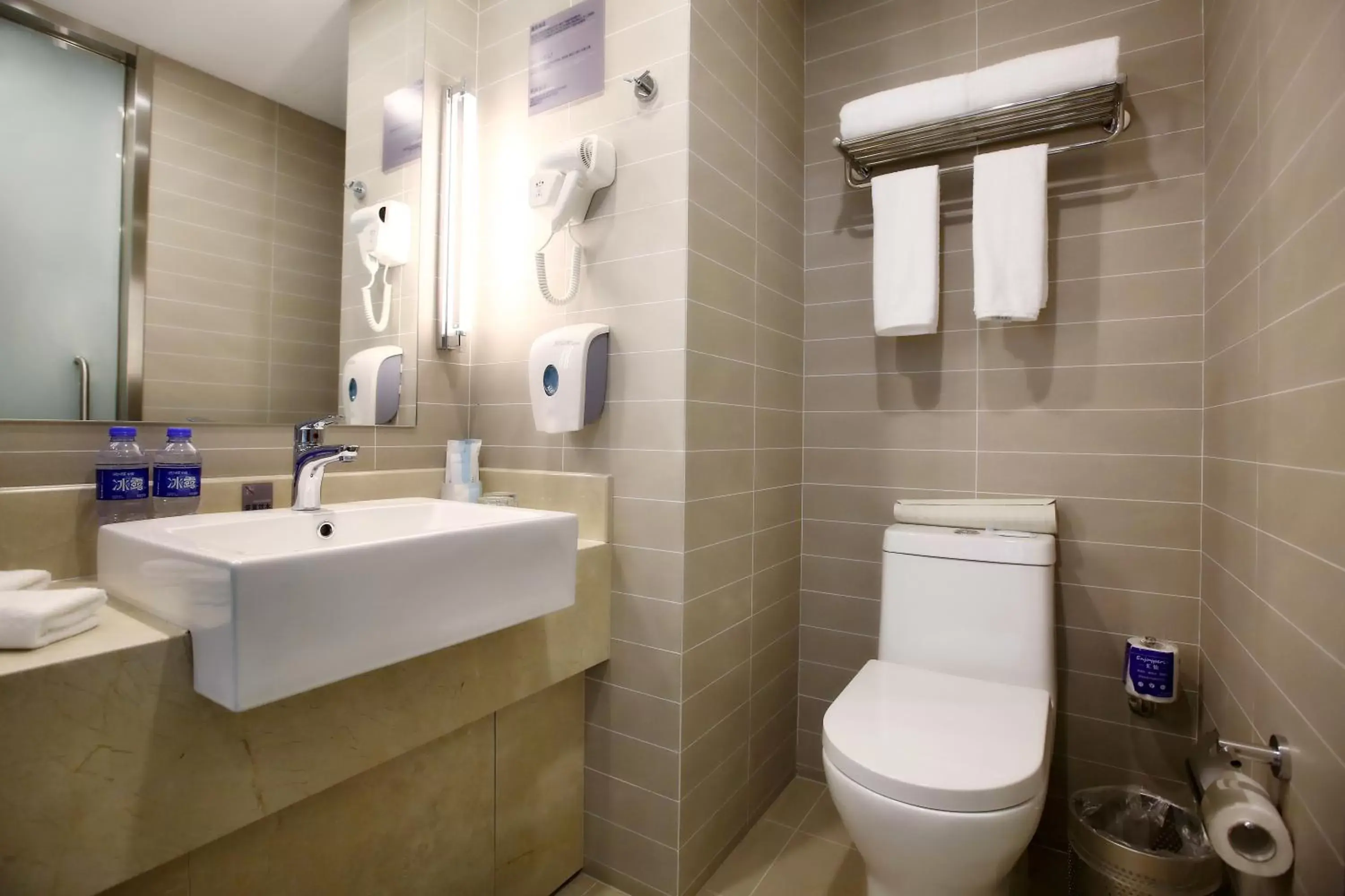 Standard Queen Room - Disability Access in Holiday Inn Express Langfang Park View by IHG Standard Queen Room - Disability Access in Holiday Inn Express Langfang Park View by IHG