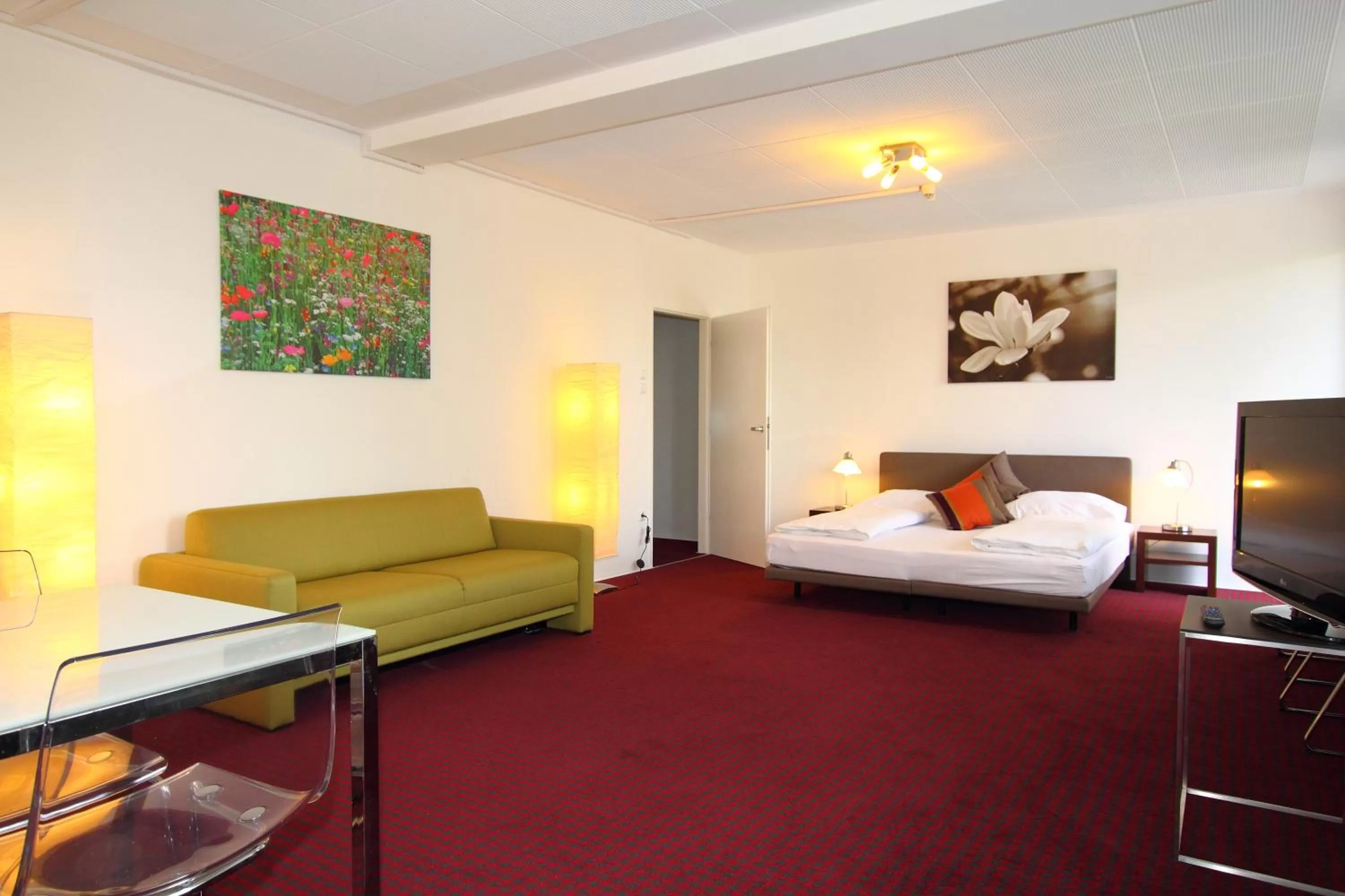 Living room, Bed in College Garden Hotel