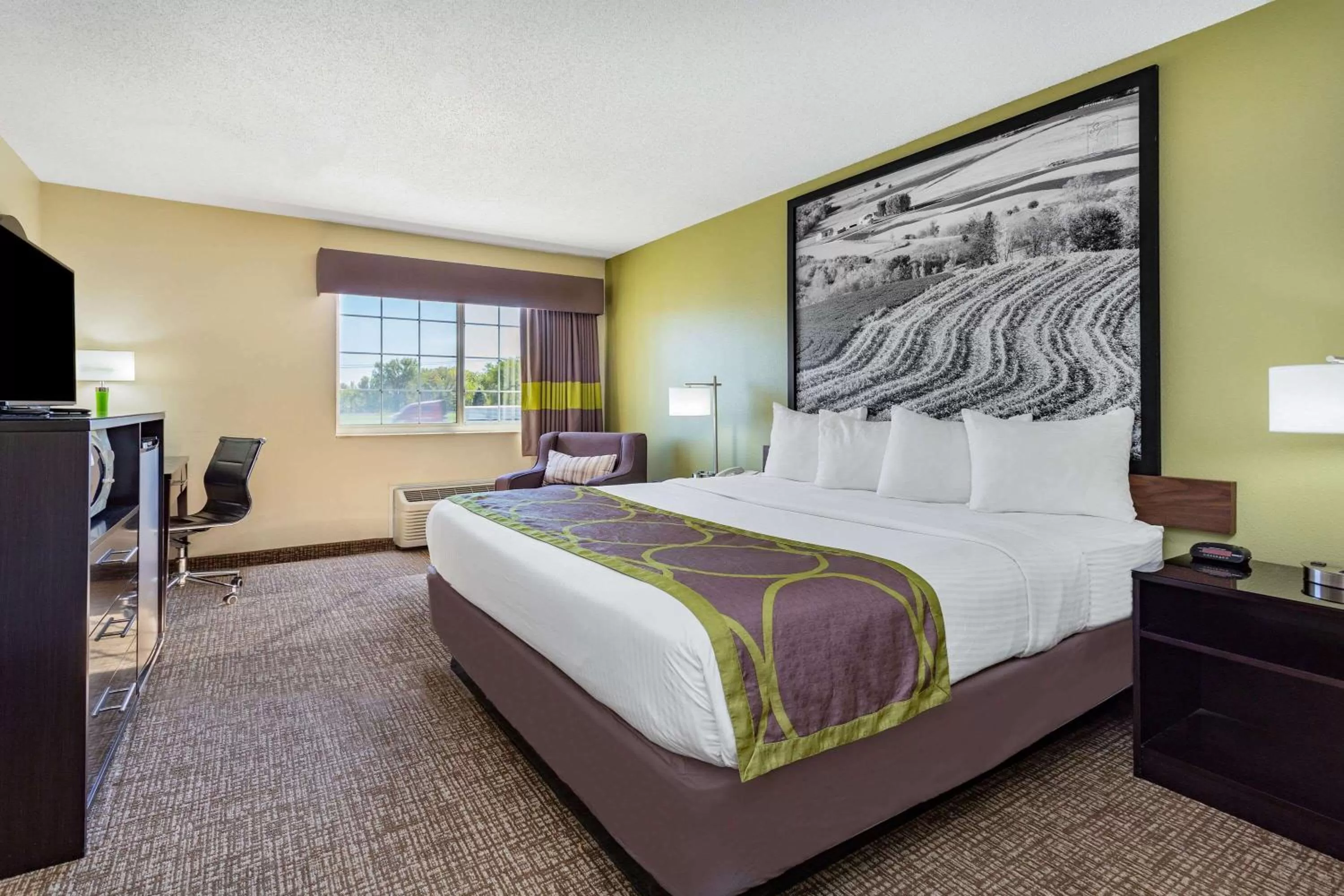 Photo of the whole room, Bed in Super 8 by Wyndham Emmetsburg