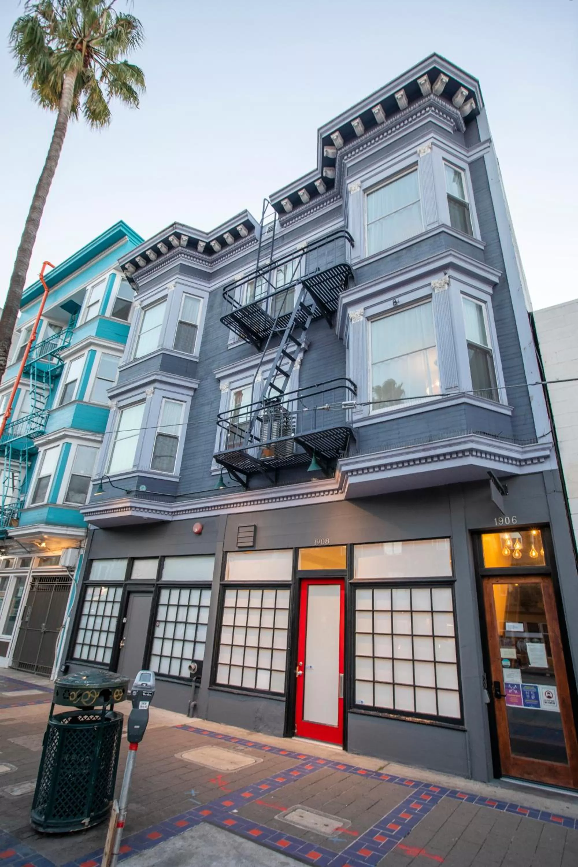 Property building in 1906 Mission