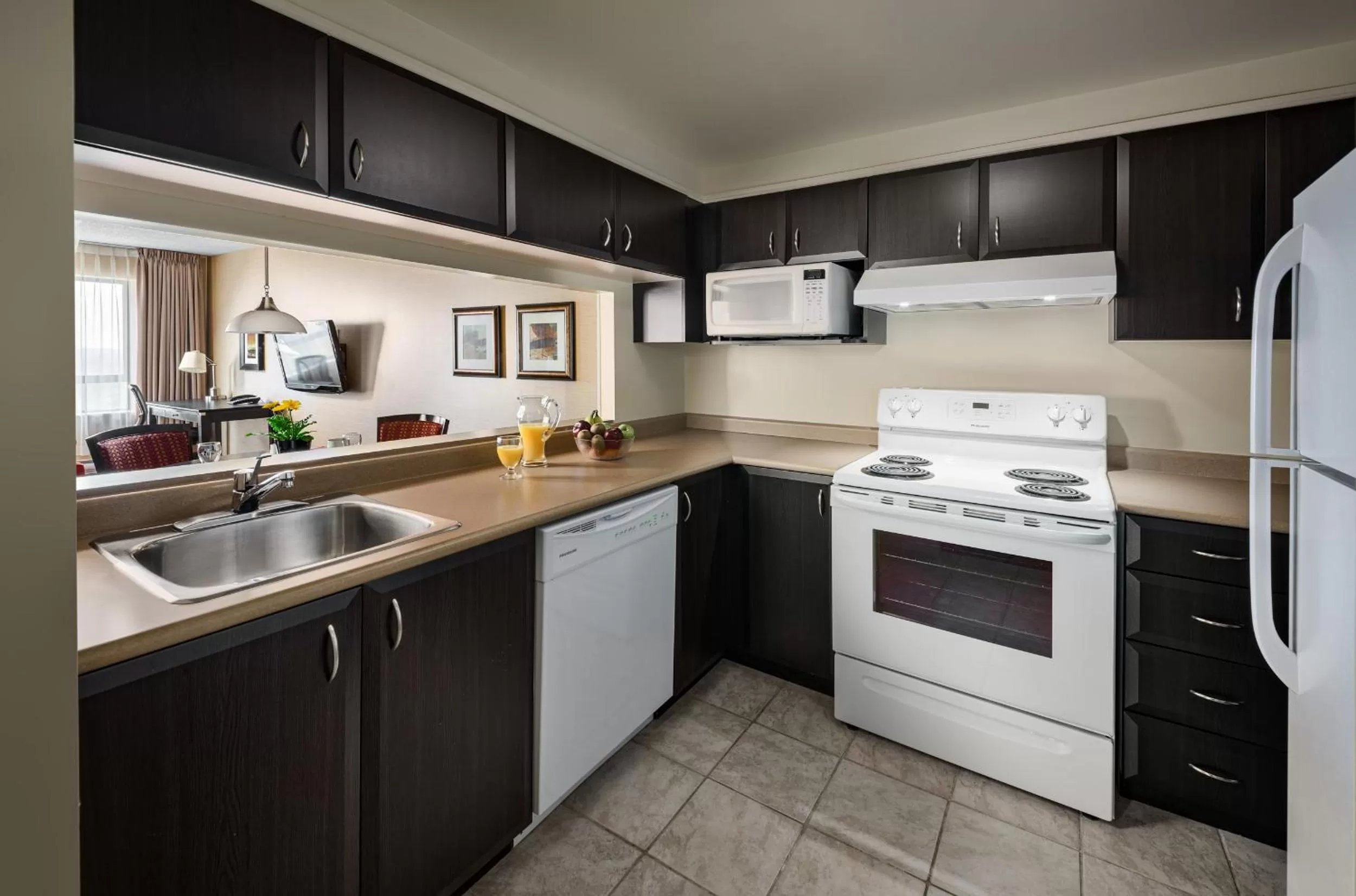 Kitchen or kitchenette in Les Suites Hotel Ottawa