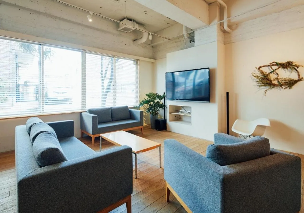 Communal lounge/ TV room in Hotel Graphy Nezu
