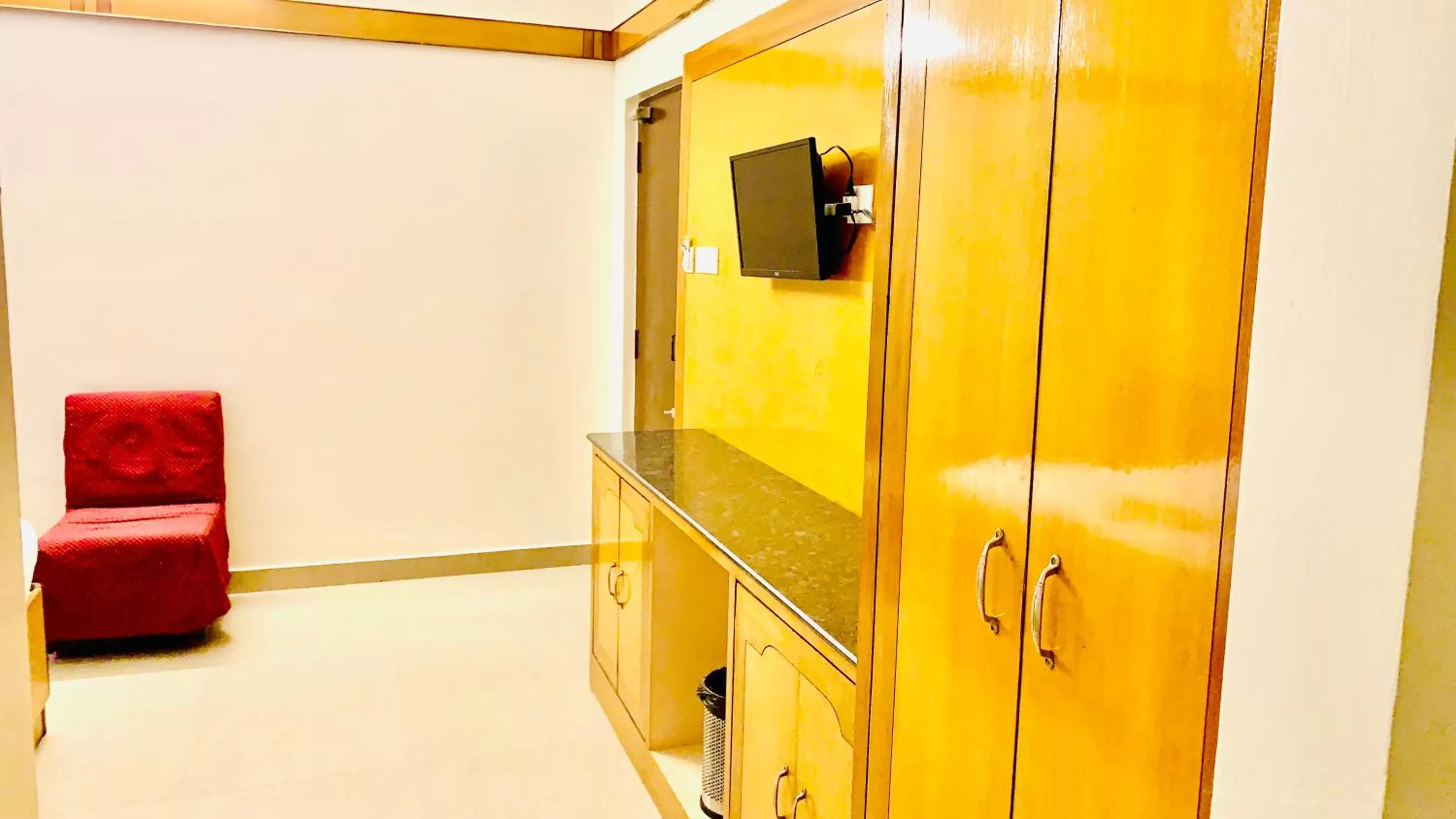 Communal lounge/ TV room, TV/Entertainment Center in Half Moon Palace Chennai