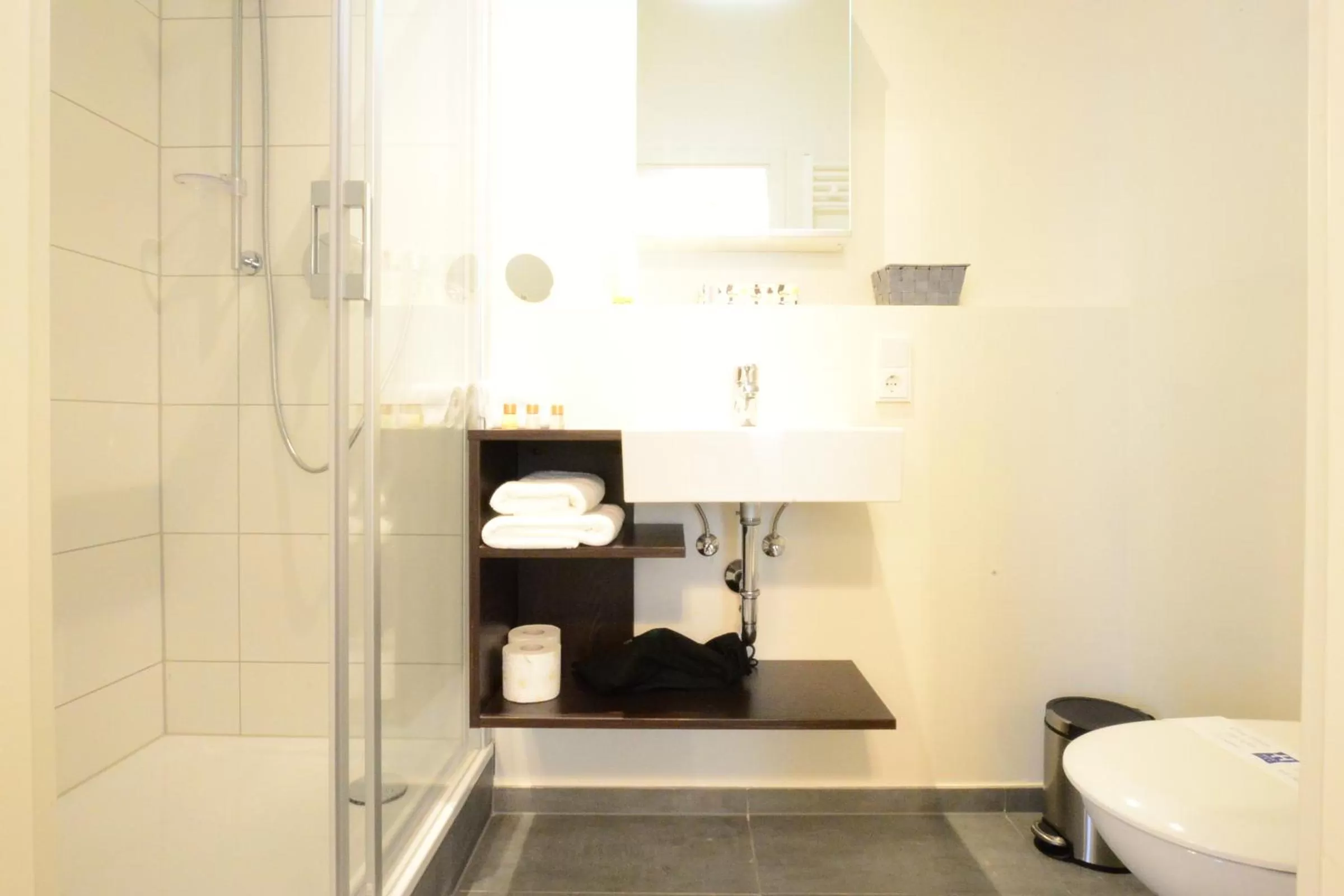 Photo of the whole room, Kitchen/Kitchenette in Luxstay Bad Nauheim - Self-Check-In