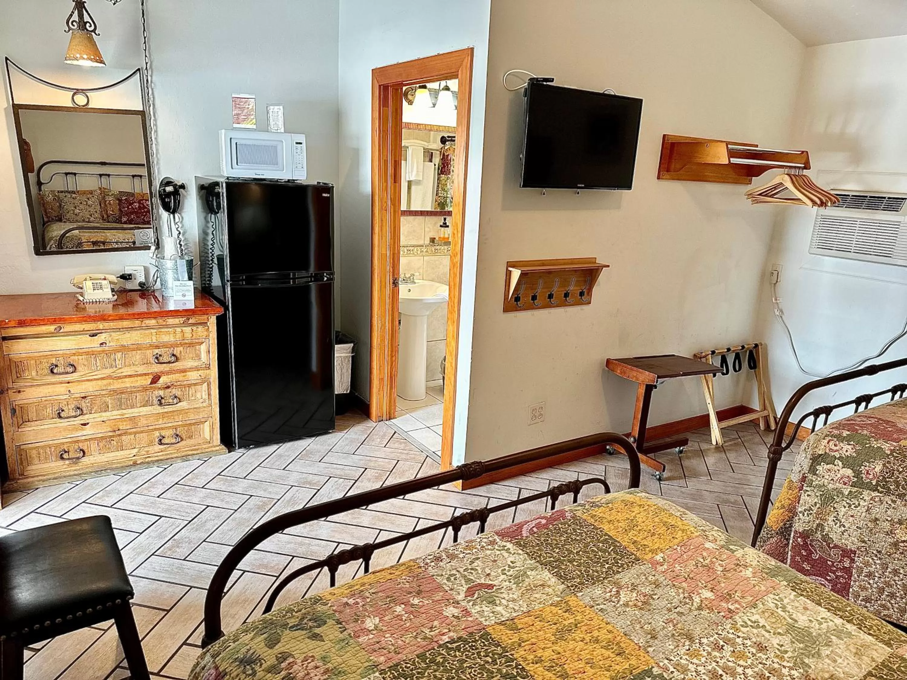 Kitchen or kitchenette in Buffalo Chip's Ranch House Motel