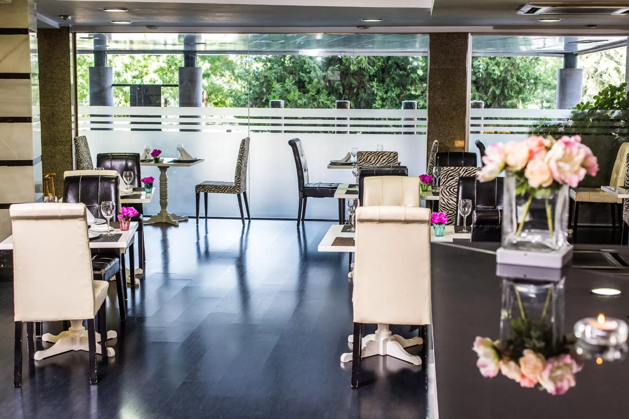 Lounge or bar in Leonardo Hotel Granada