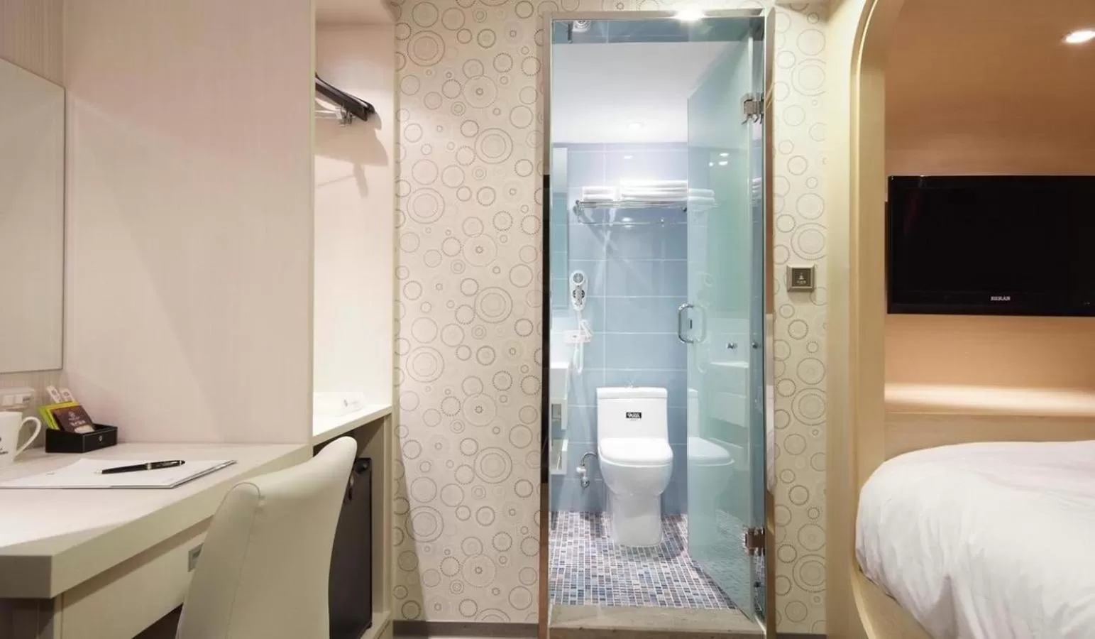 Toilet, Bed in Hotel Leisure 台中輕行旅