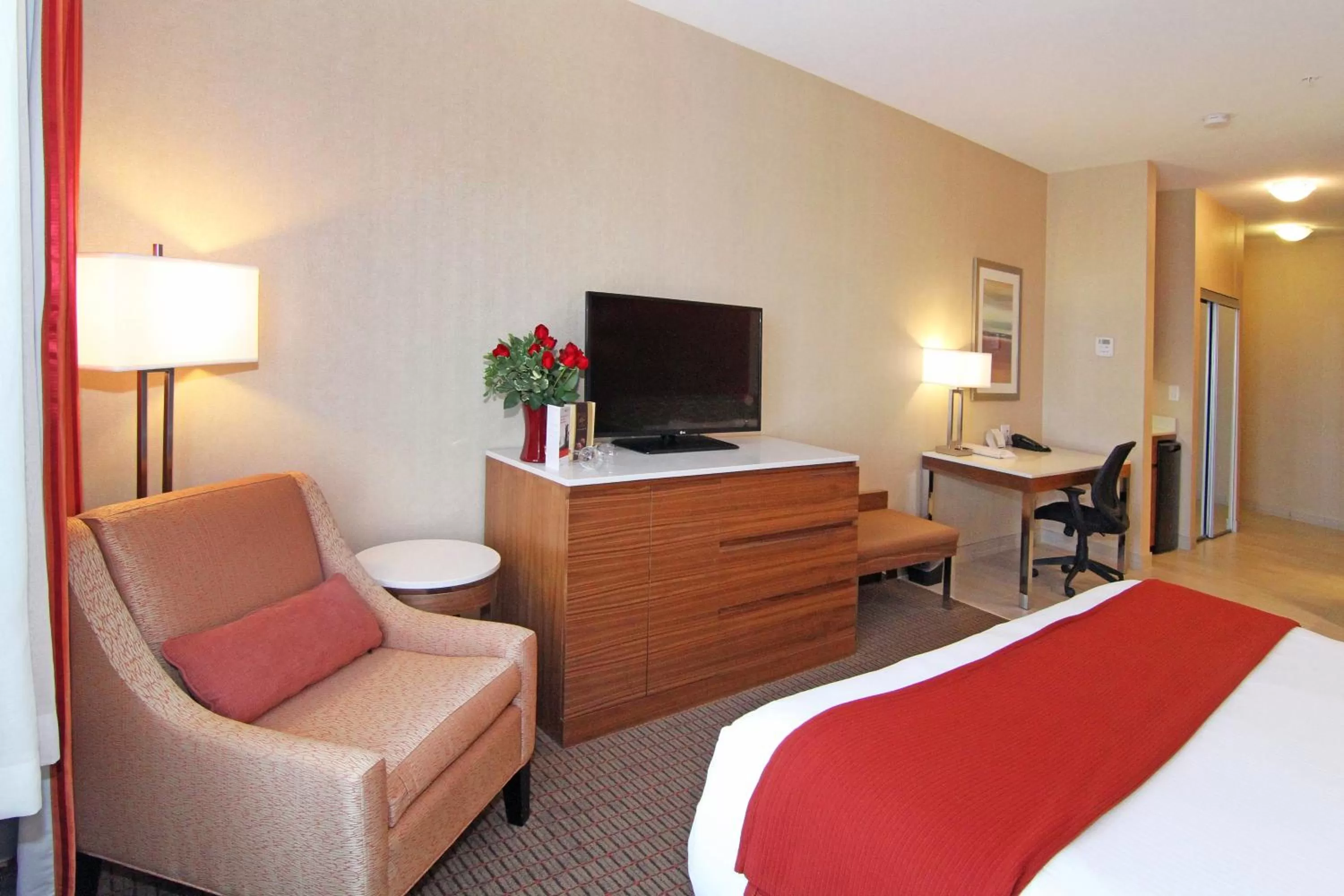 Photo of the whole room, Bed in Holiday Inn Express and Suites Calgary University by IHG