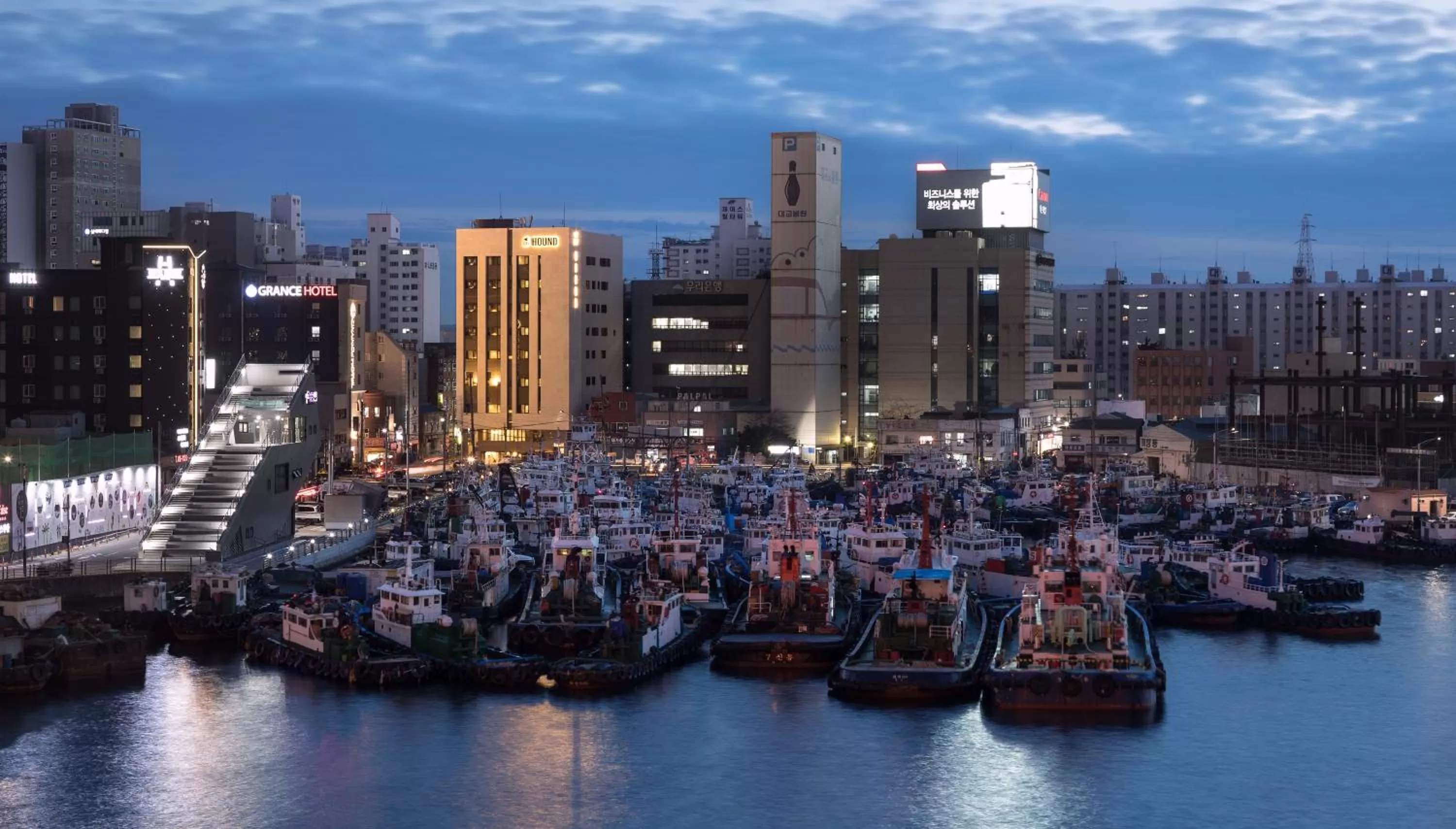 Facade/entrance in Bay Hound Hotel