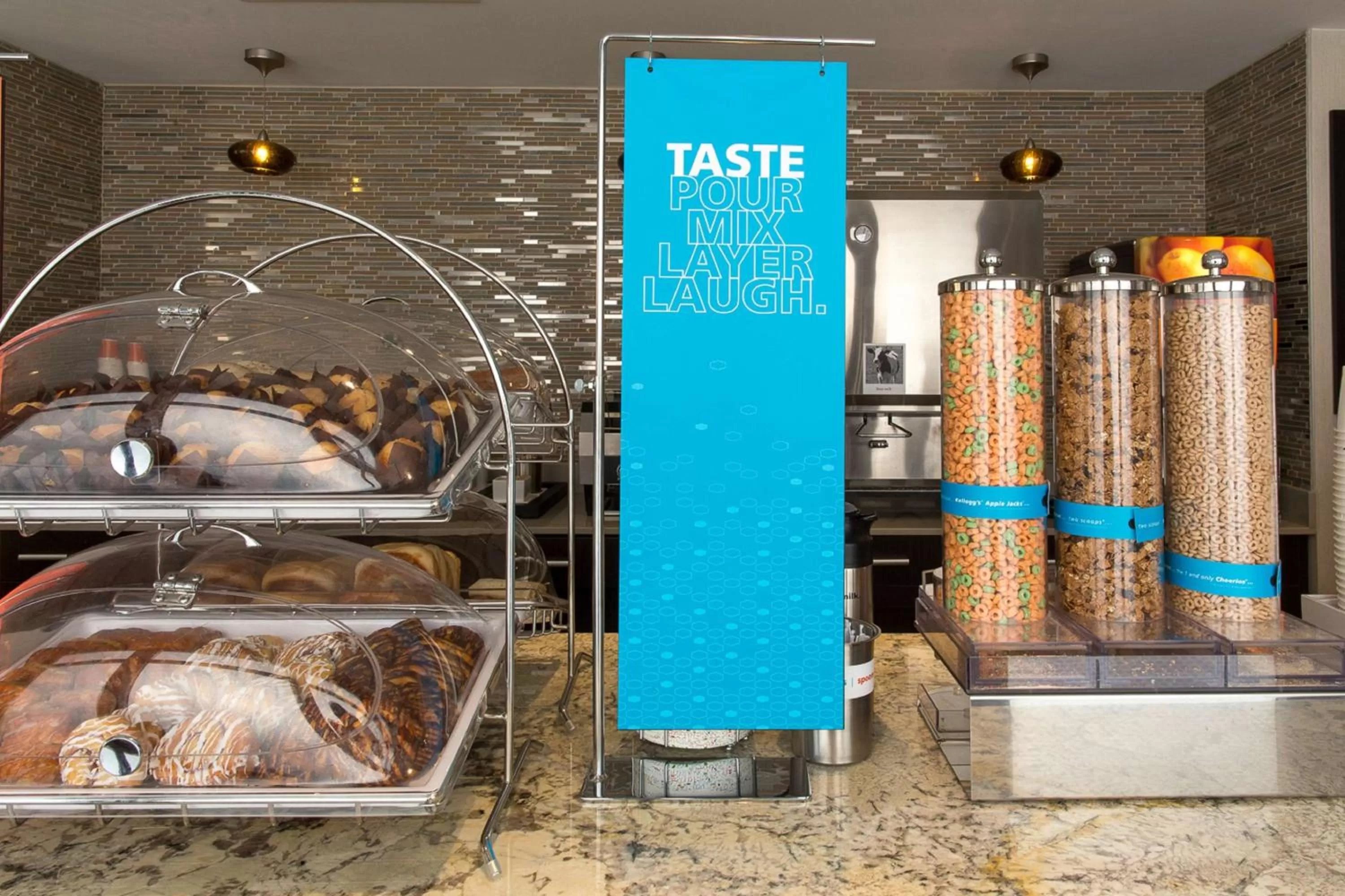 Breakfast in Hampton Inn & Suites Dallas Downtown