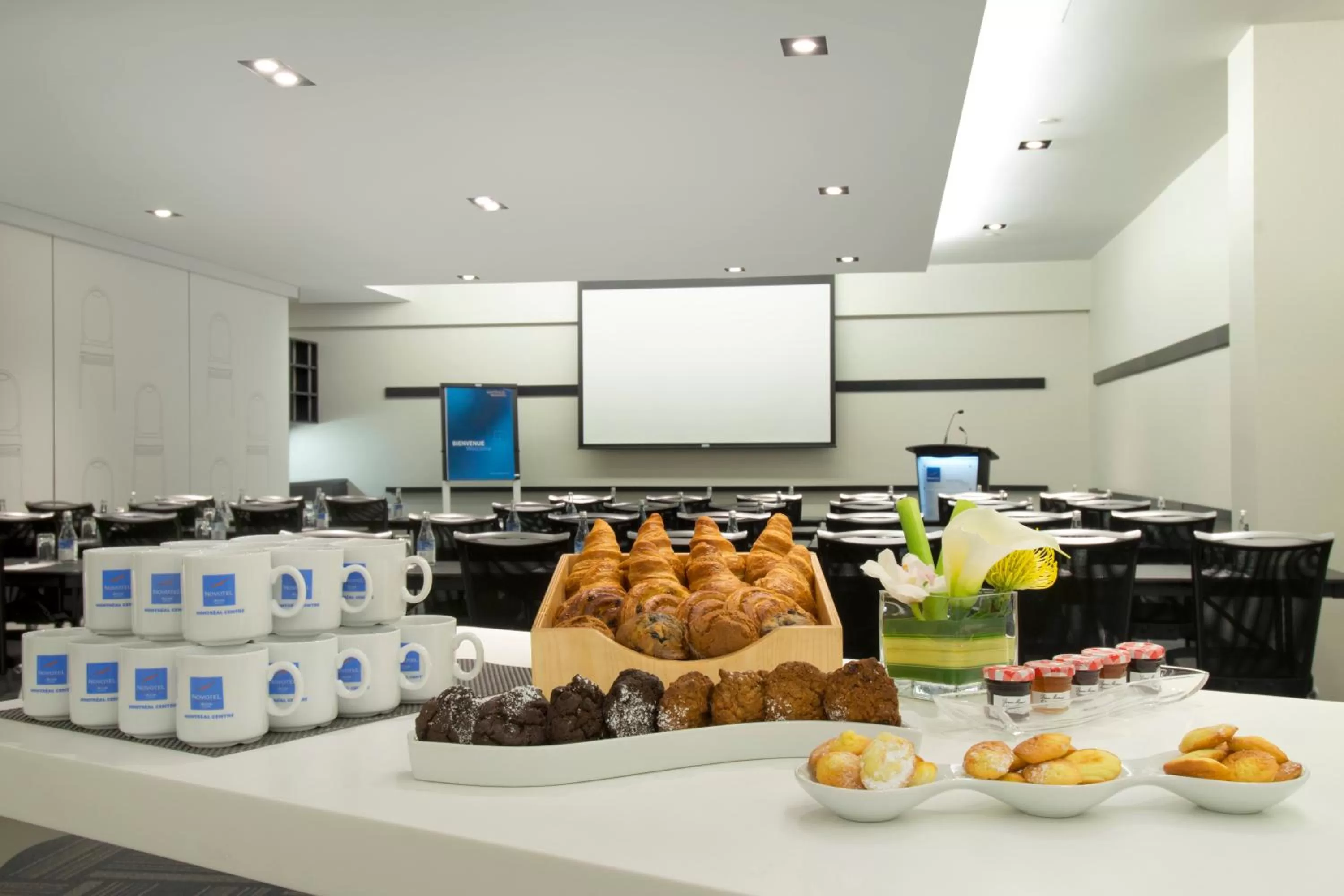 Food and drinks in Novotel Montreal Center