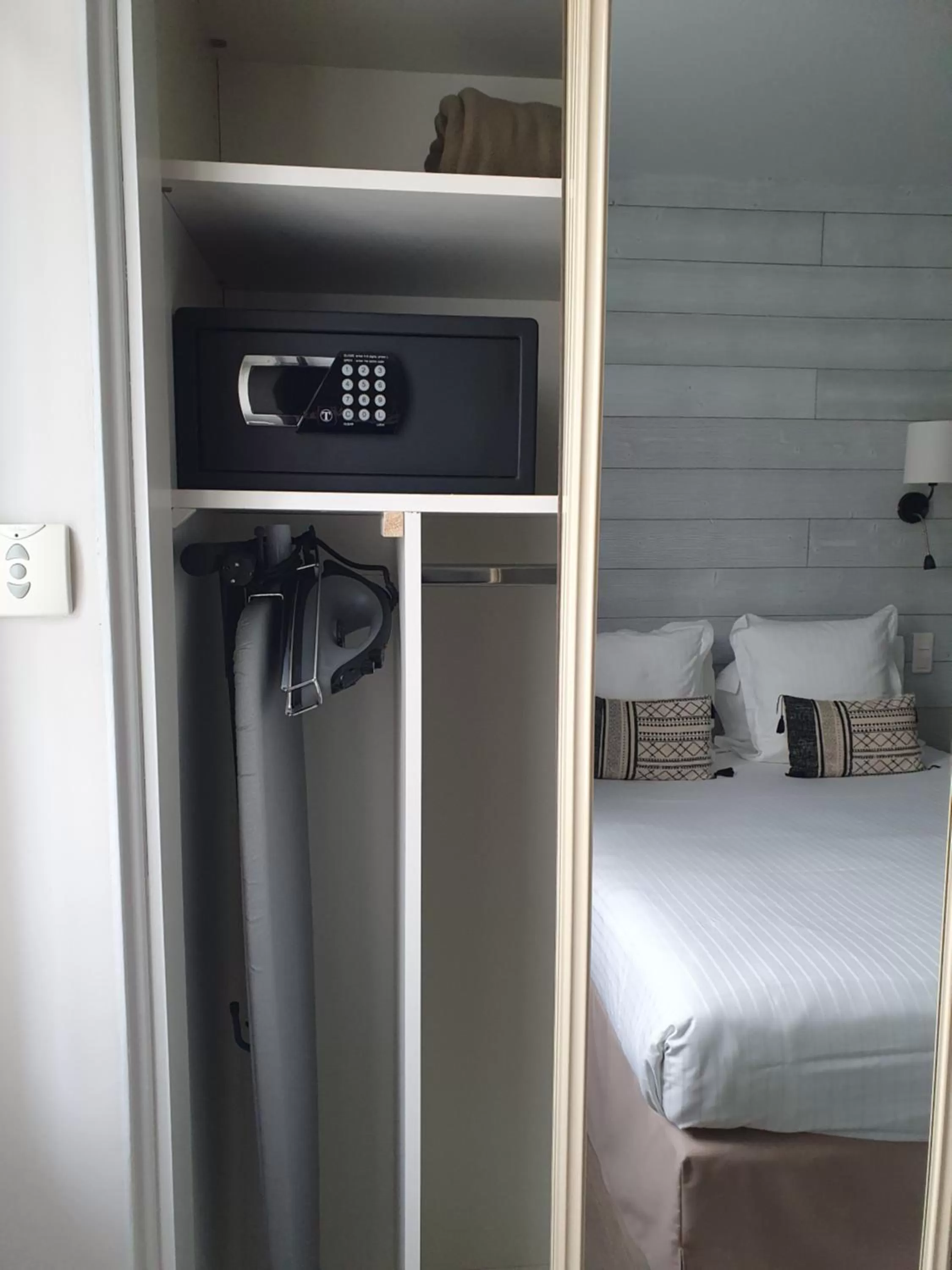 Property building, Bed in Logis Hotel La Closerie