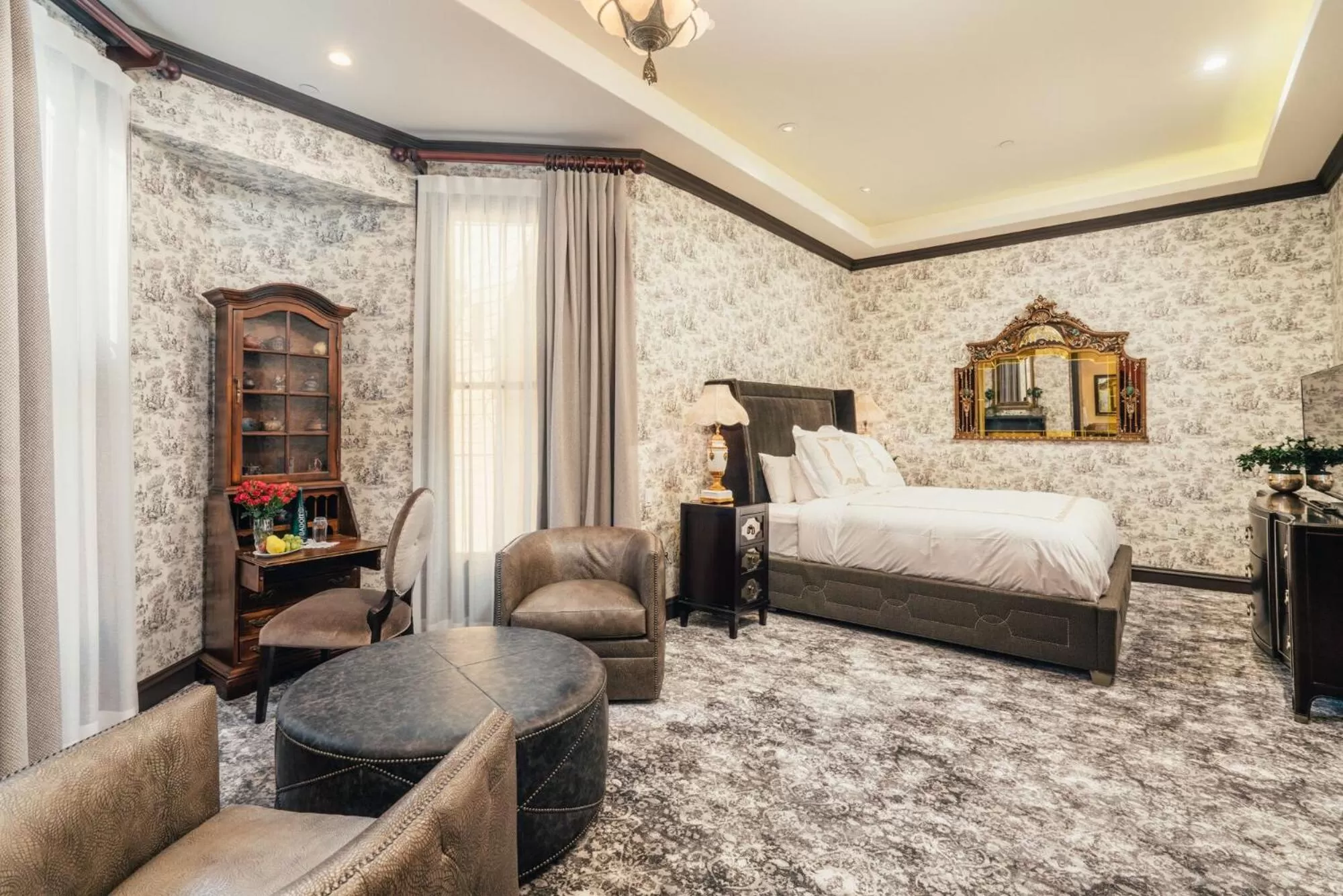 Bed in Neighbourgood Sutter Mansion