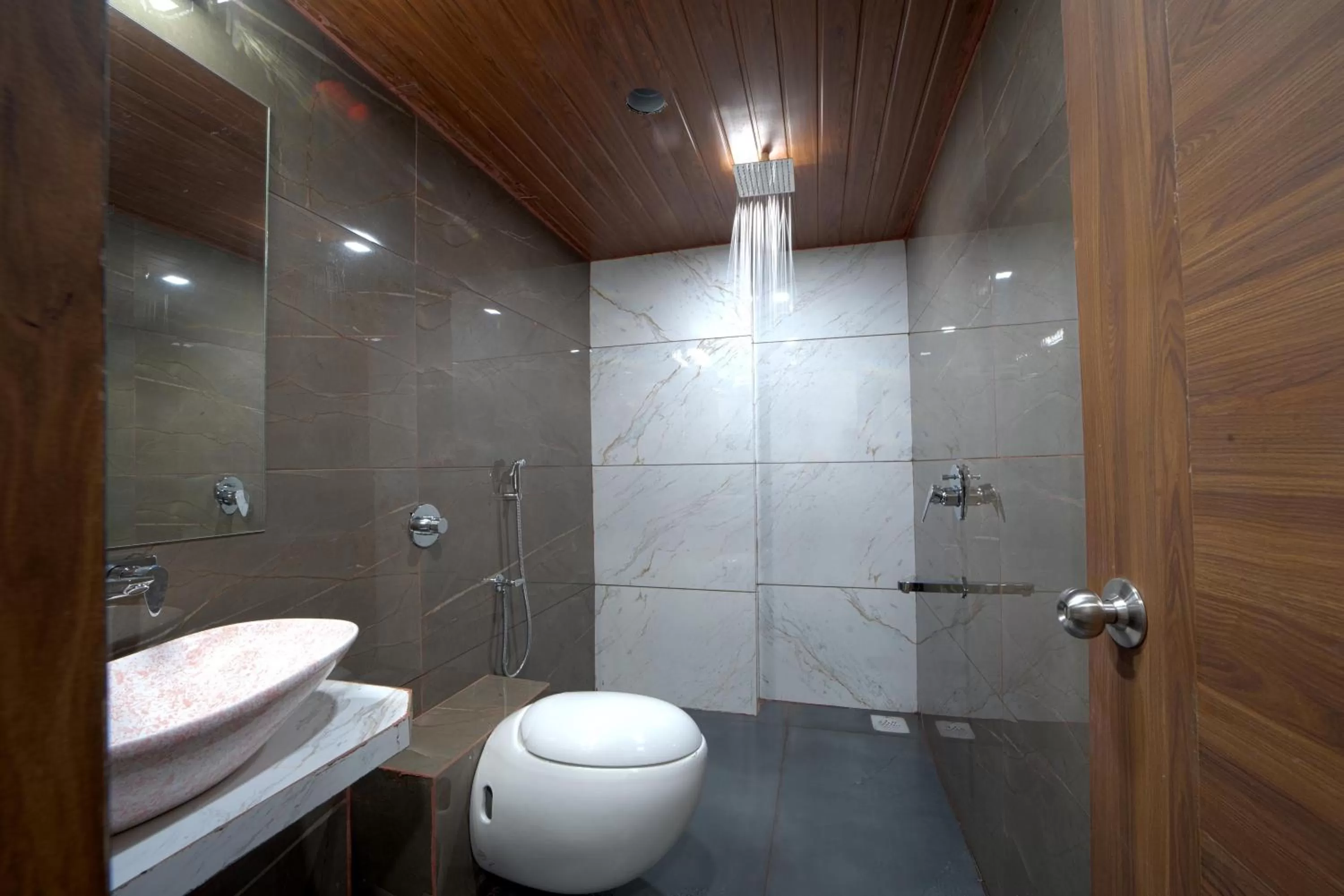 Bathroom in Hotel Jurkis, Kolhapur